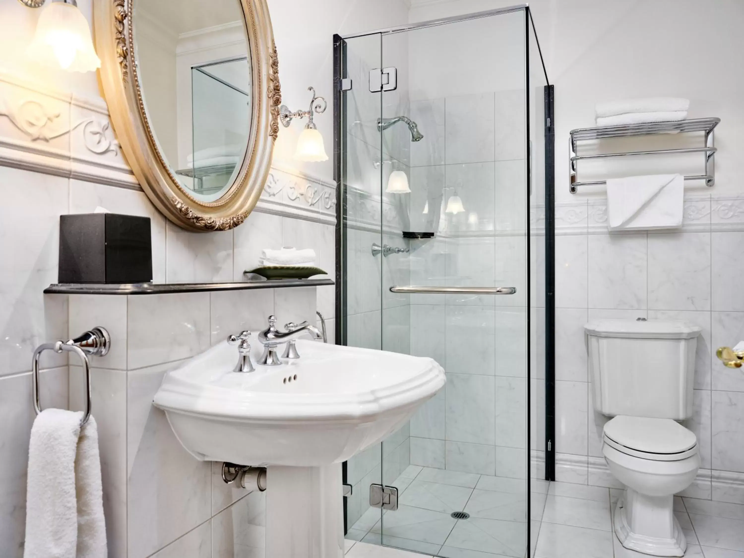 Bathroom in Craig's Royal Hotel