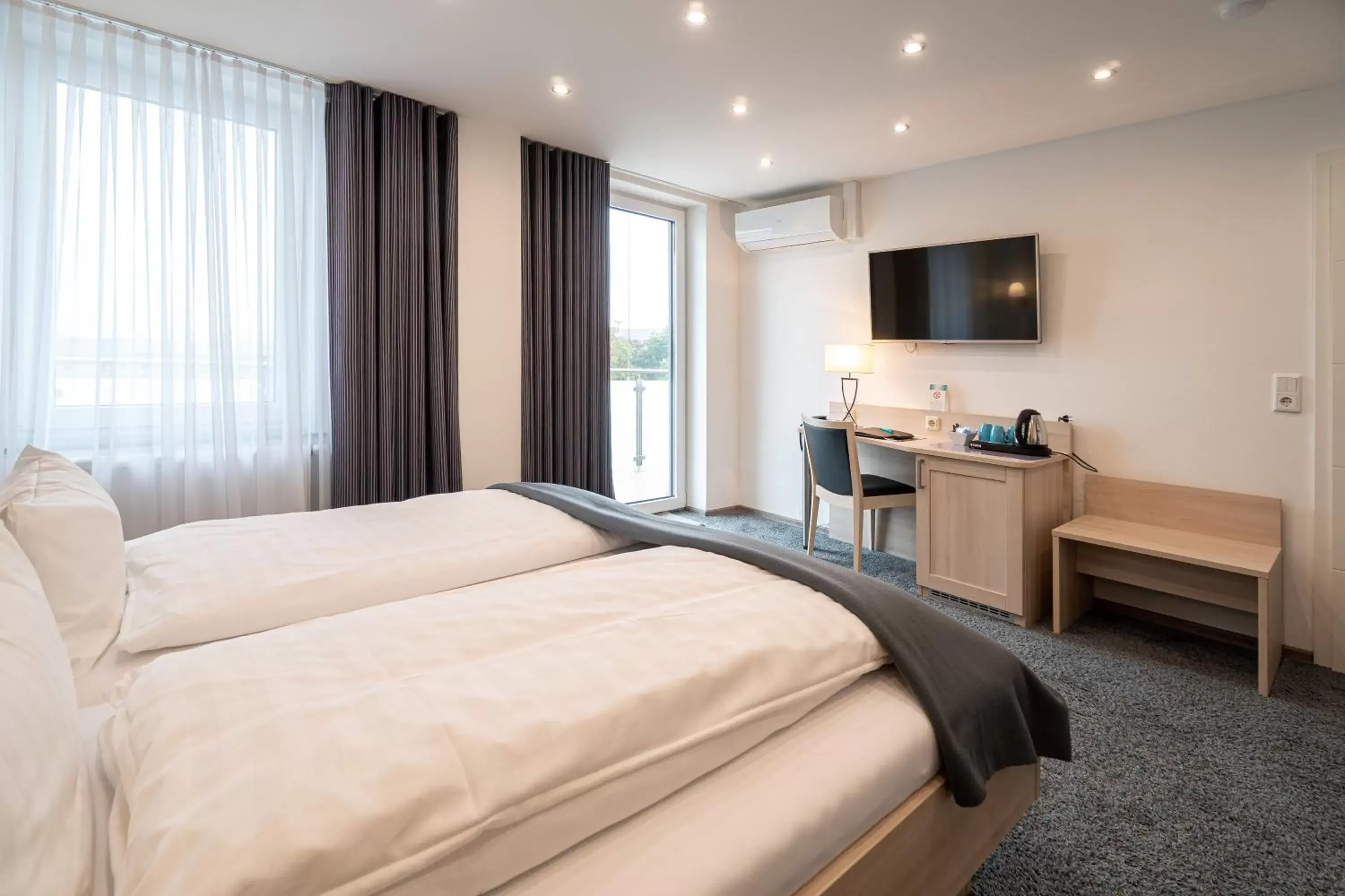 Photo of the whole room, Bed in Hotel Deutscher Hof Photo of the whole room, Bed in Hotel Deutscher Hof