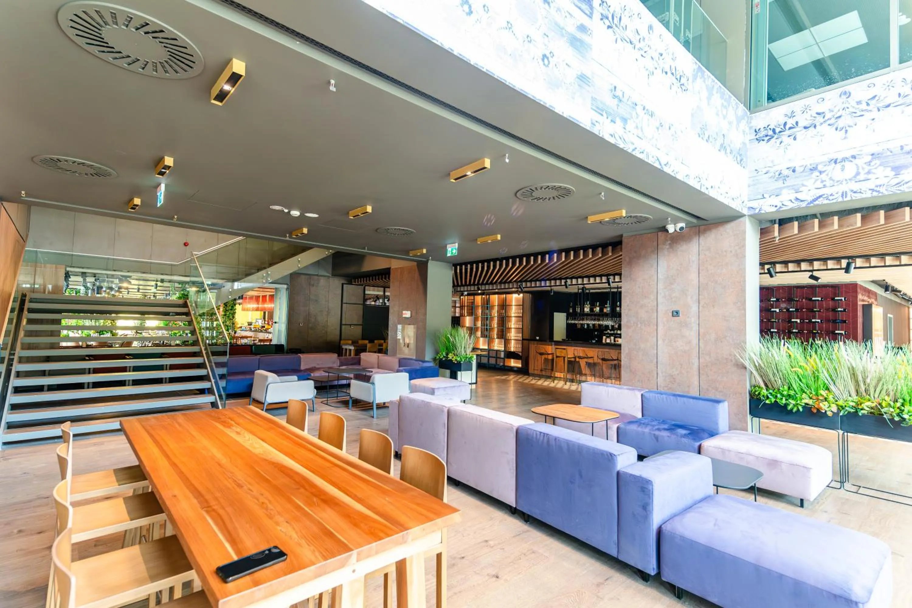 Communal lounge/ TV room in Ibis Styles Sibiu Arsenal