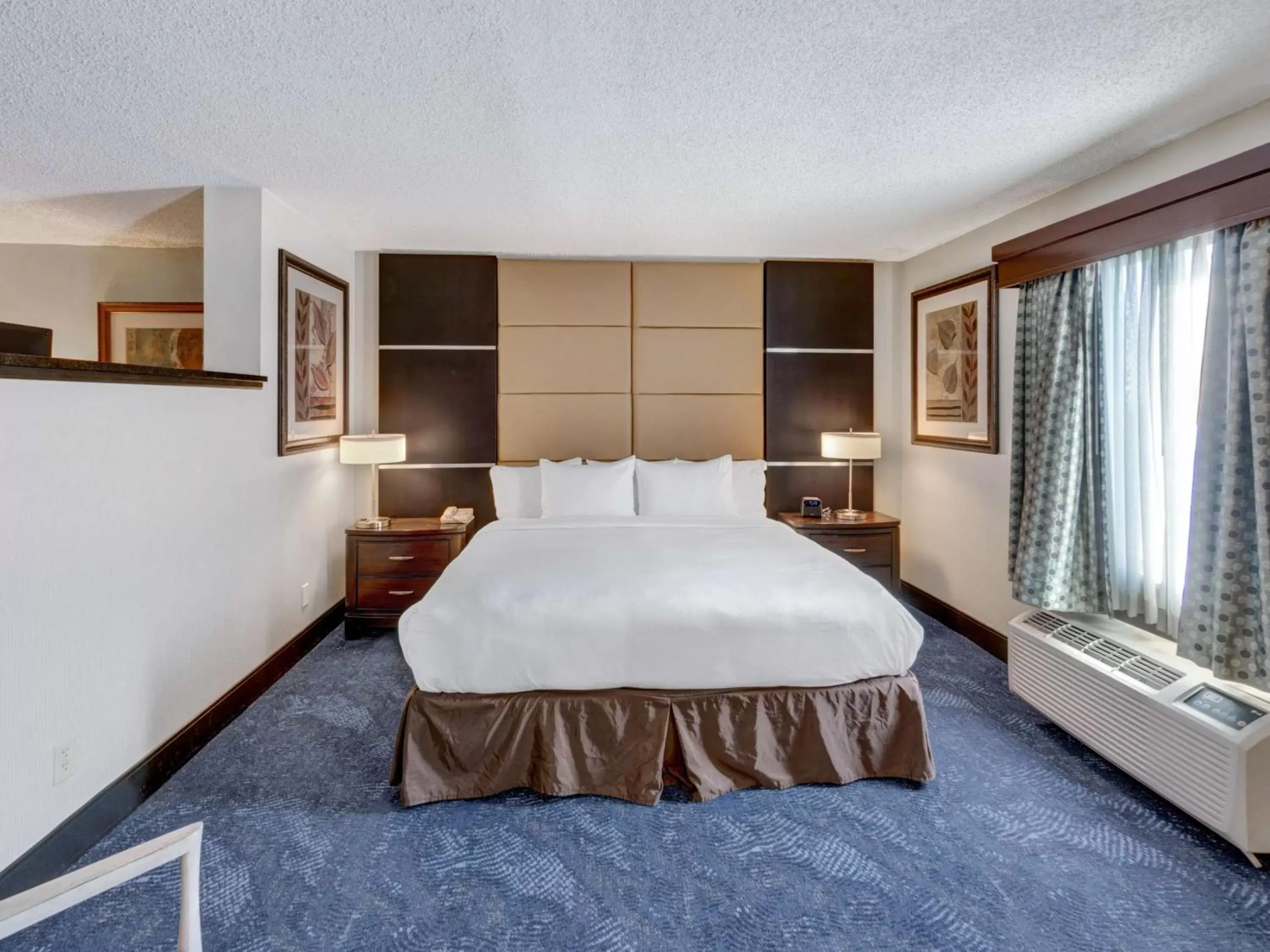 Bed in DoubleTree by Hilton Wichita Airport