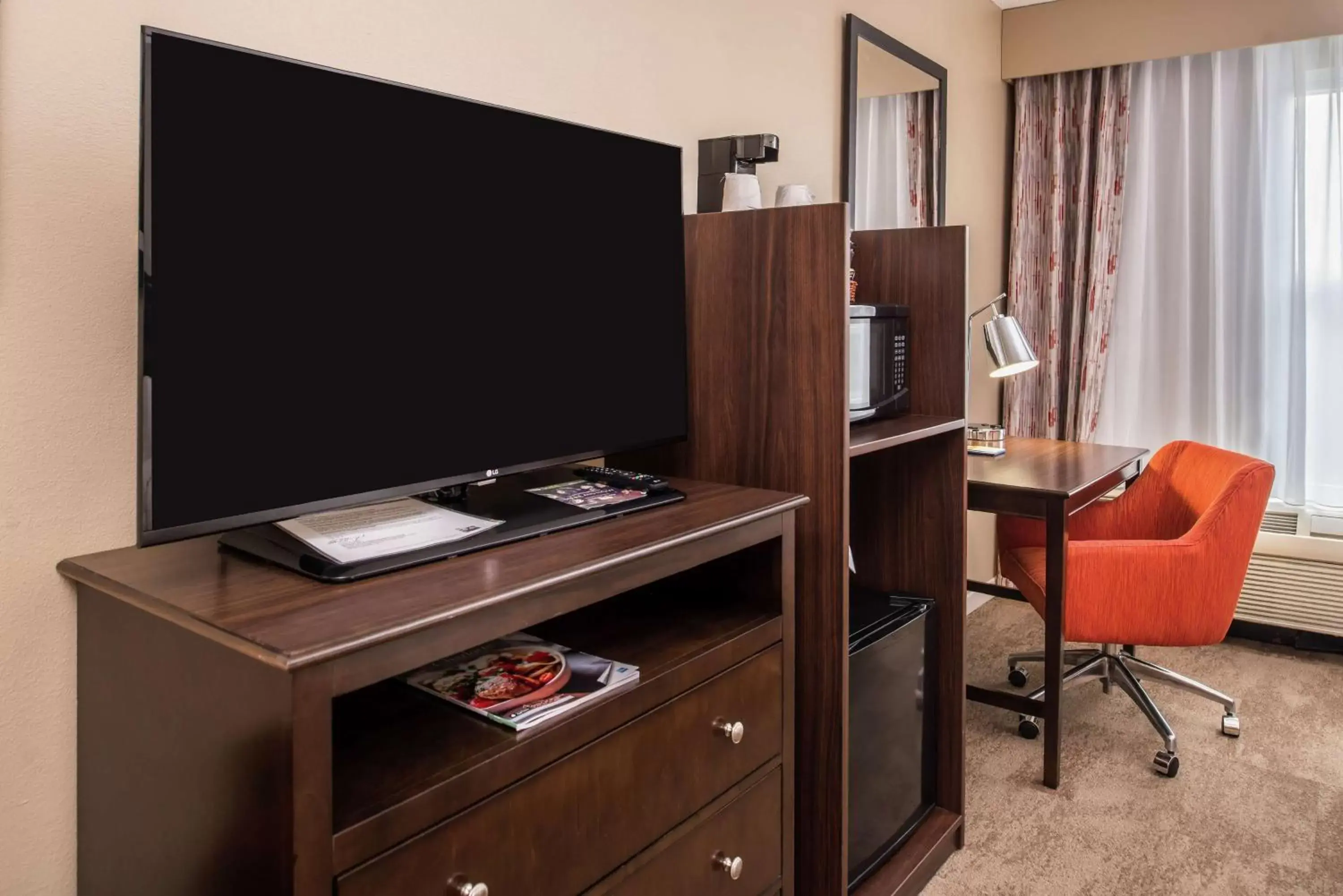 Bedroom, TV/Entertainment Center in Hampton Inn & Suites Charlotte Arrowood