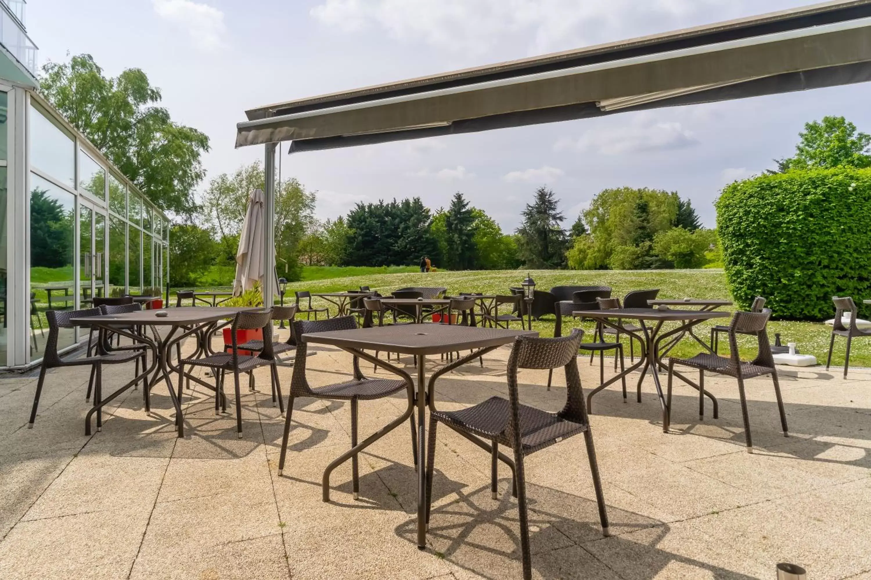 Patio, Restaurant/Places to Eat in Novotel Senart Golf De Greenparc