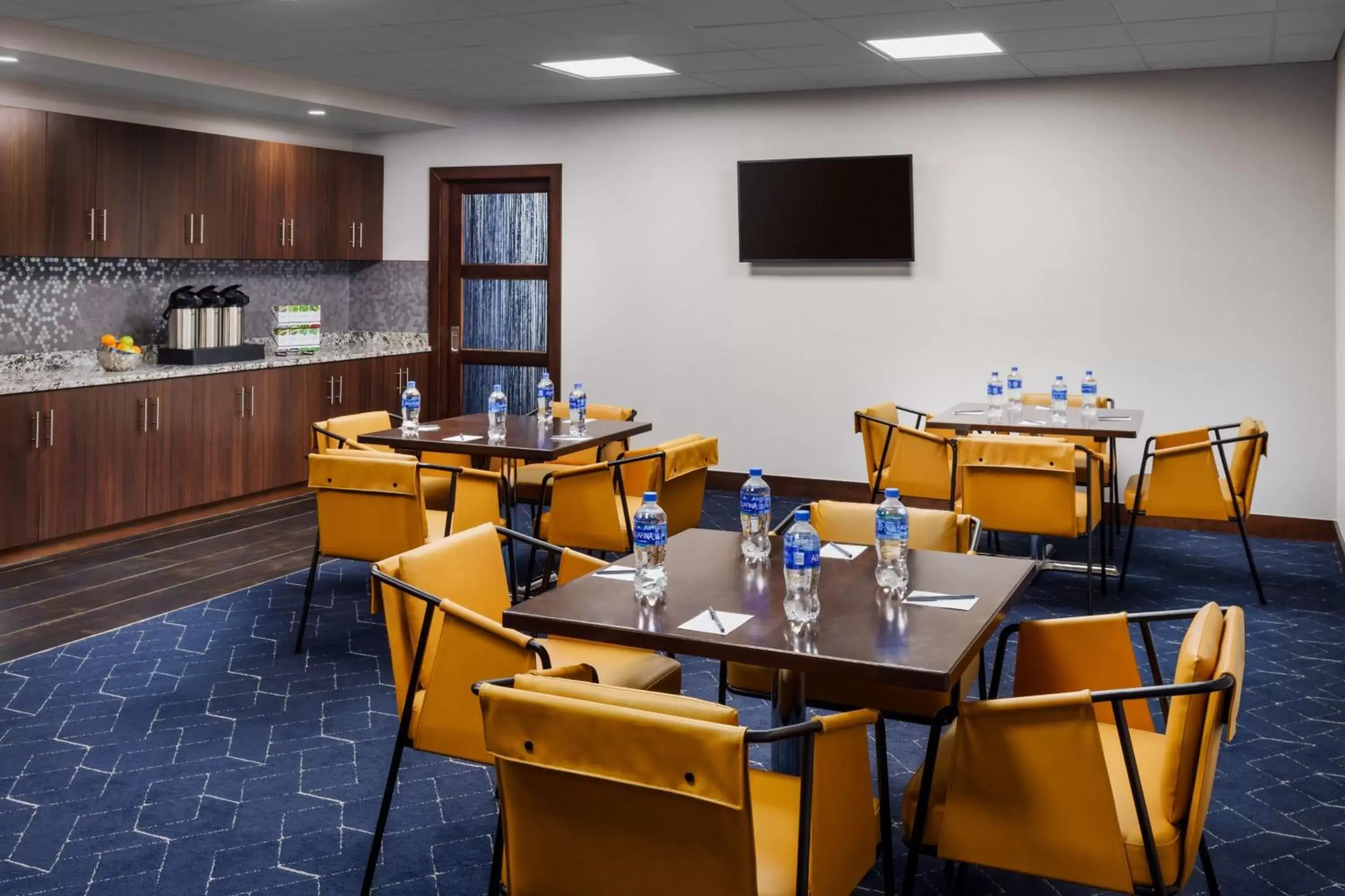 Meeting/conference room, Restaurant/Places to Eat in Courtyard Manchester-Boston Regional Airport