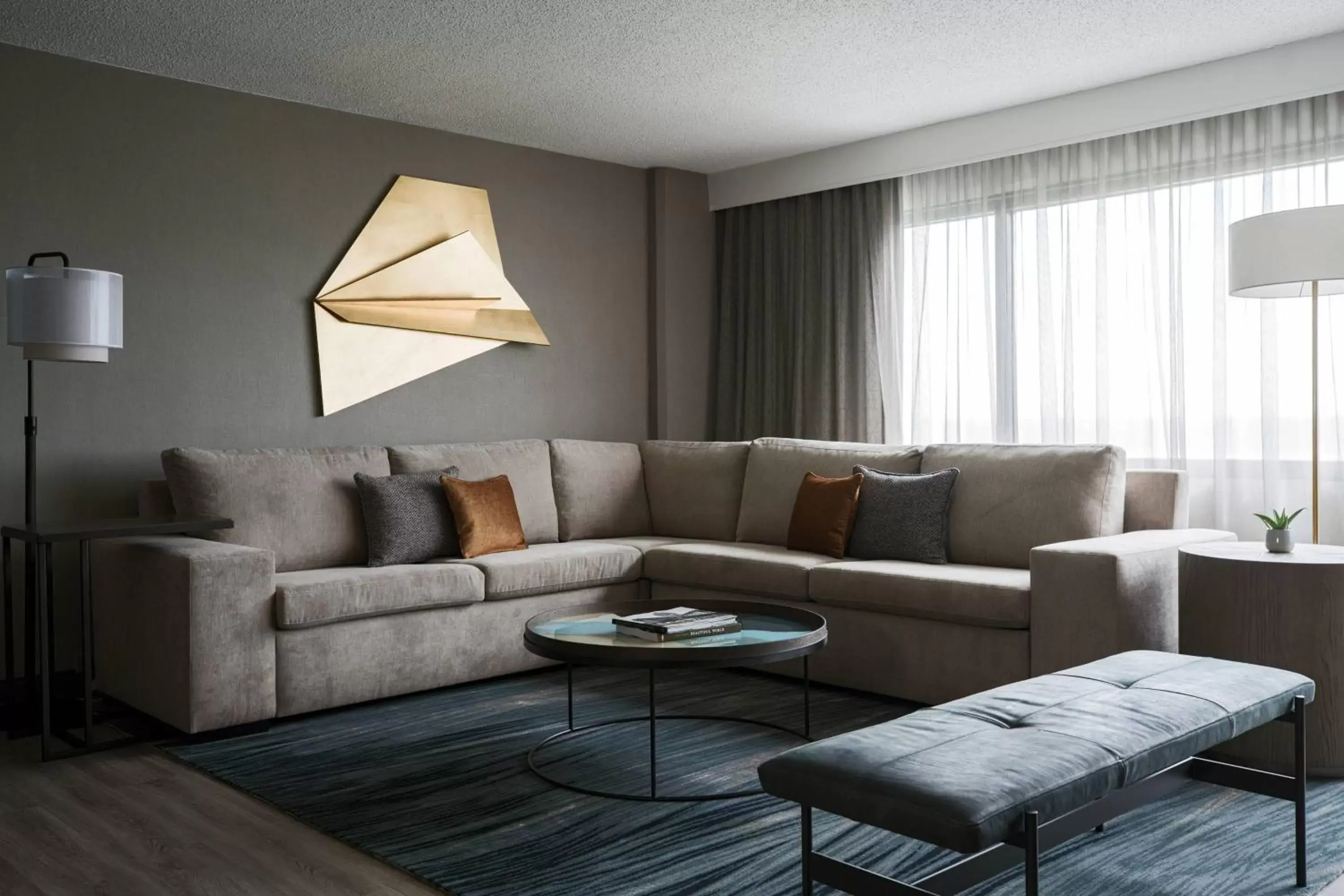 Photo of the whole room, Seating Area in Chicago Marriott Schaumburg