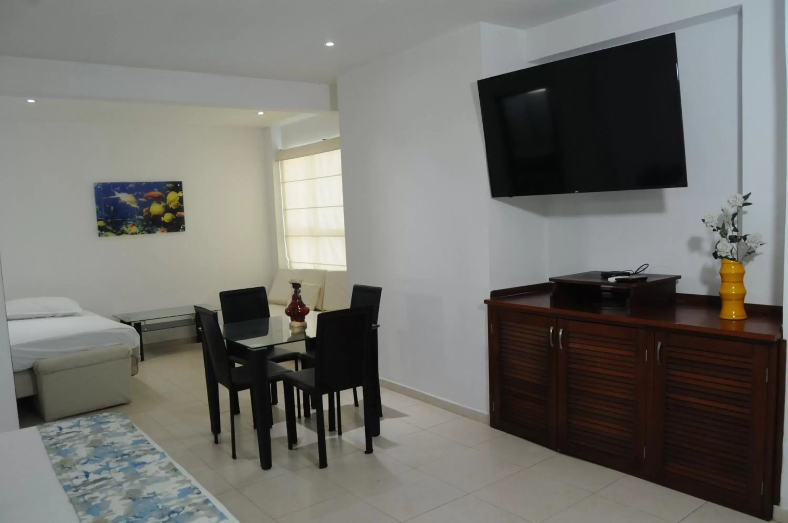 Guests, TV/Entertainment Center in Coral Reef Hotel