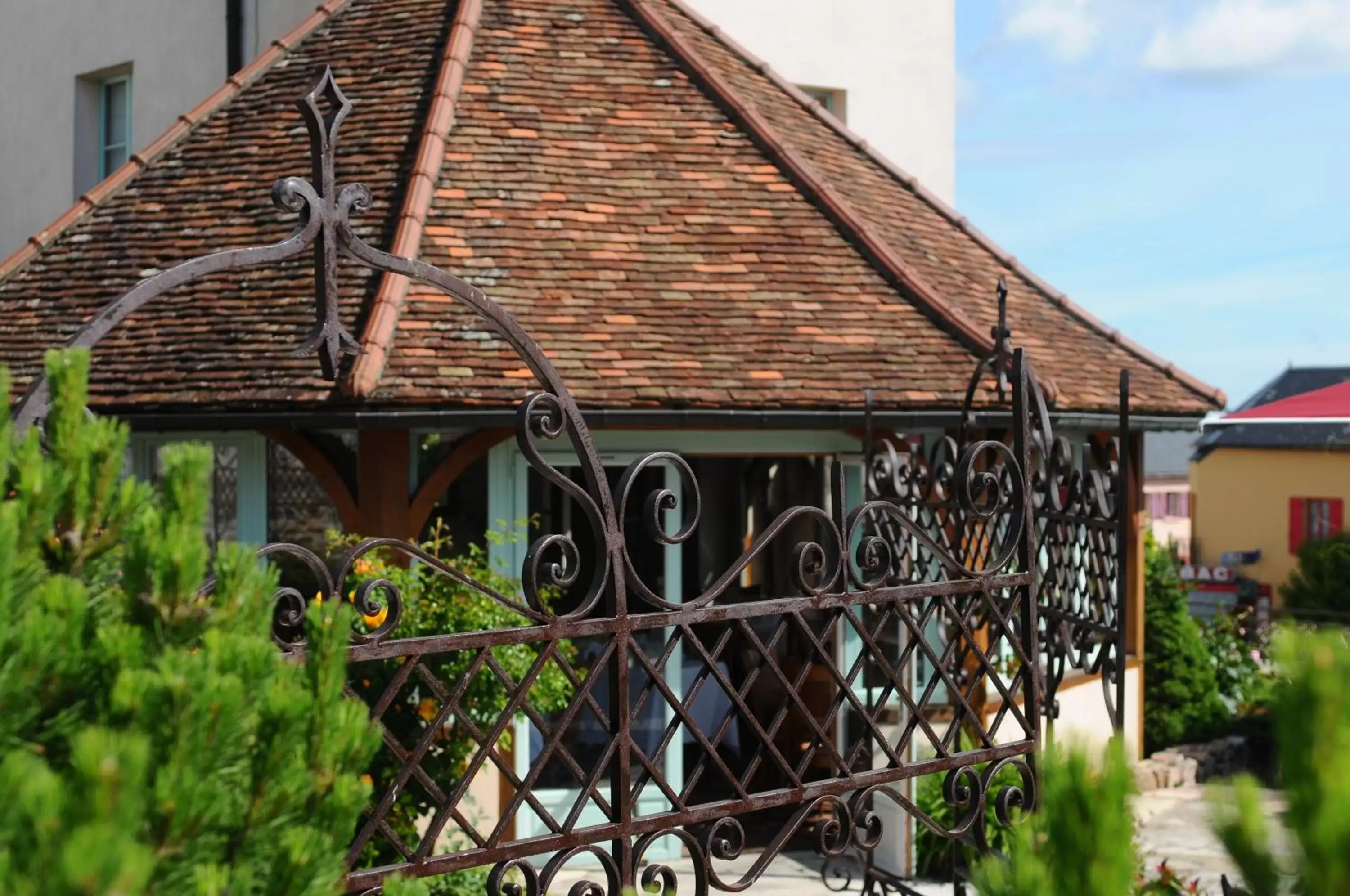 Facade/entrance, Property Building in Hostellerie de la Tour d'Auxois