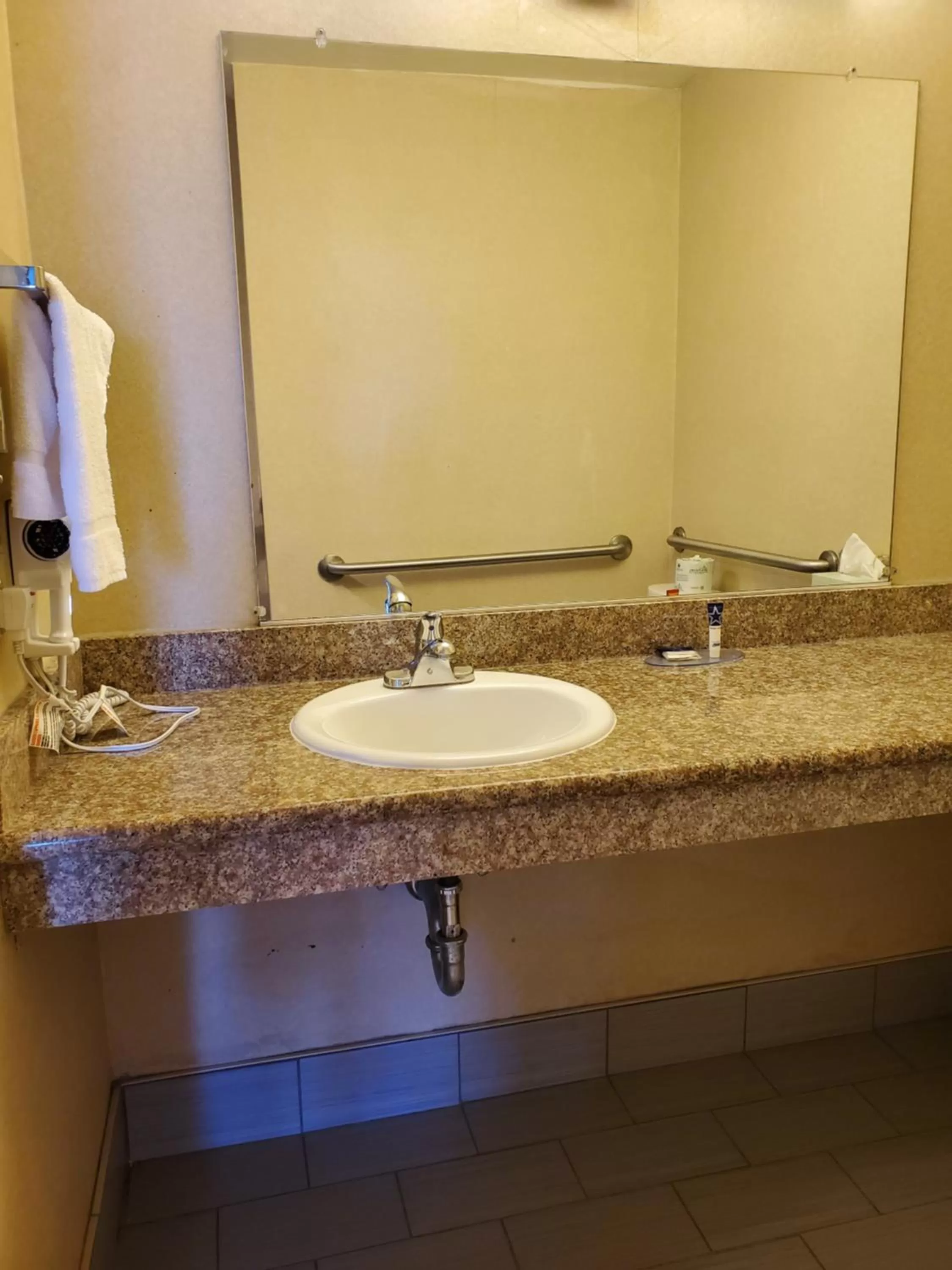 Queen Room - Disability Access in Good Living Inn