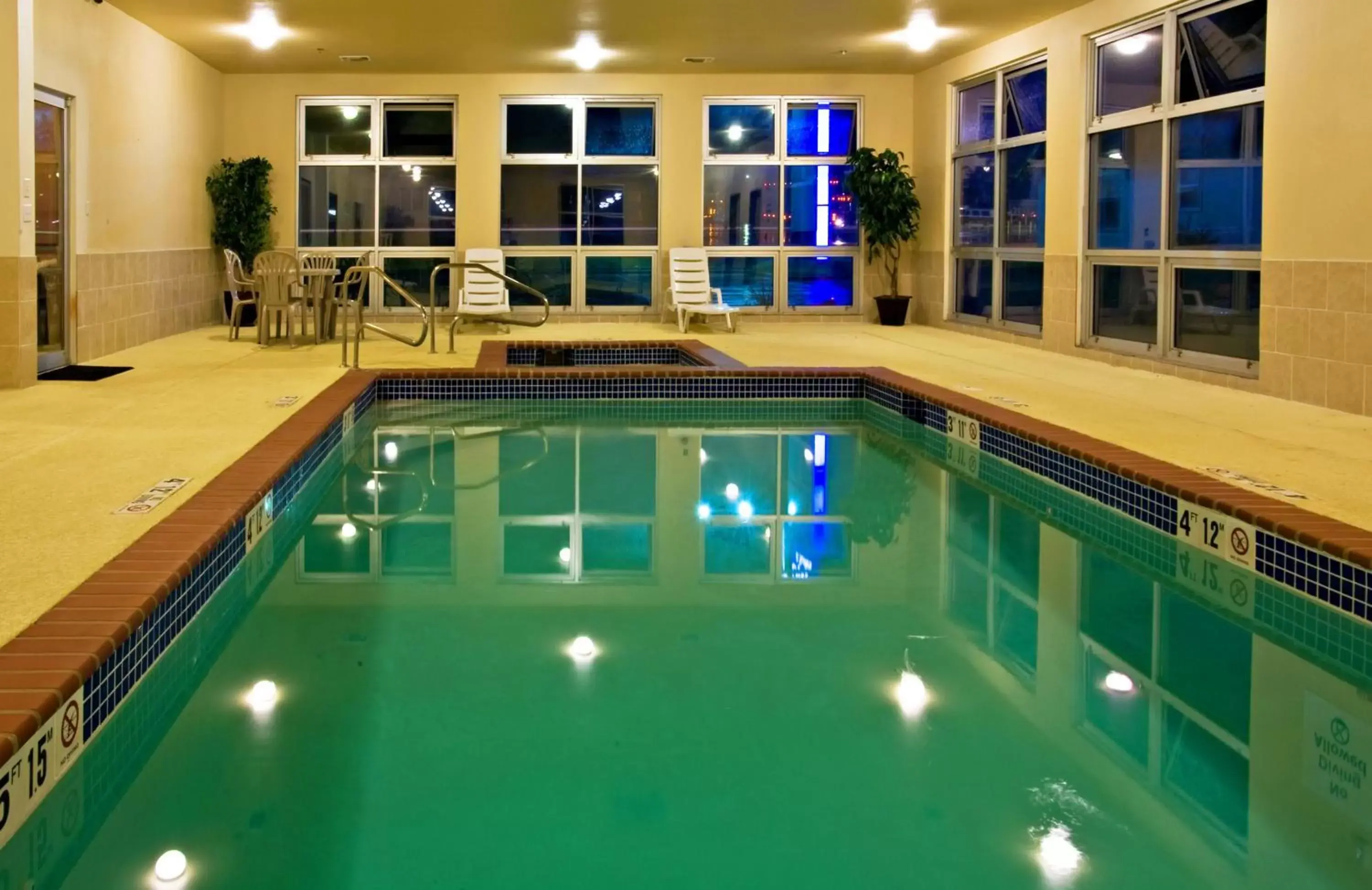 Swimming Pool in Holiday Inn Express Hotel & Suites Shamrock North, an IHG Hotel