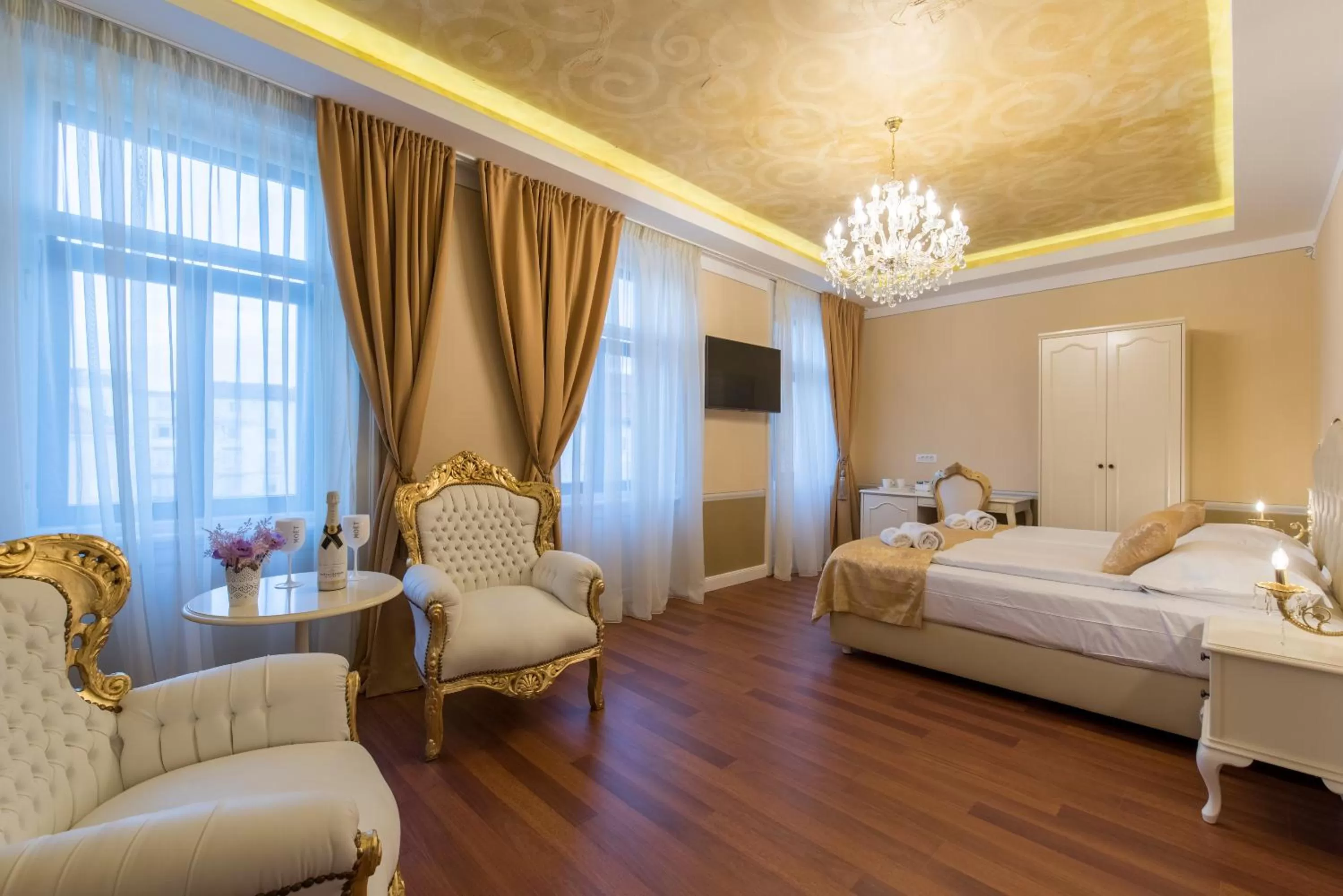 Bed in Central Square Heritage Hotel