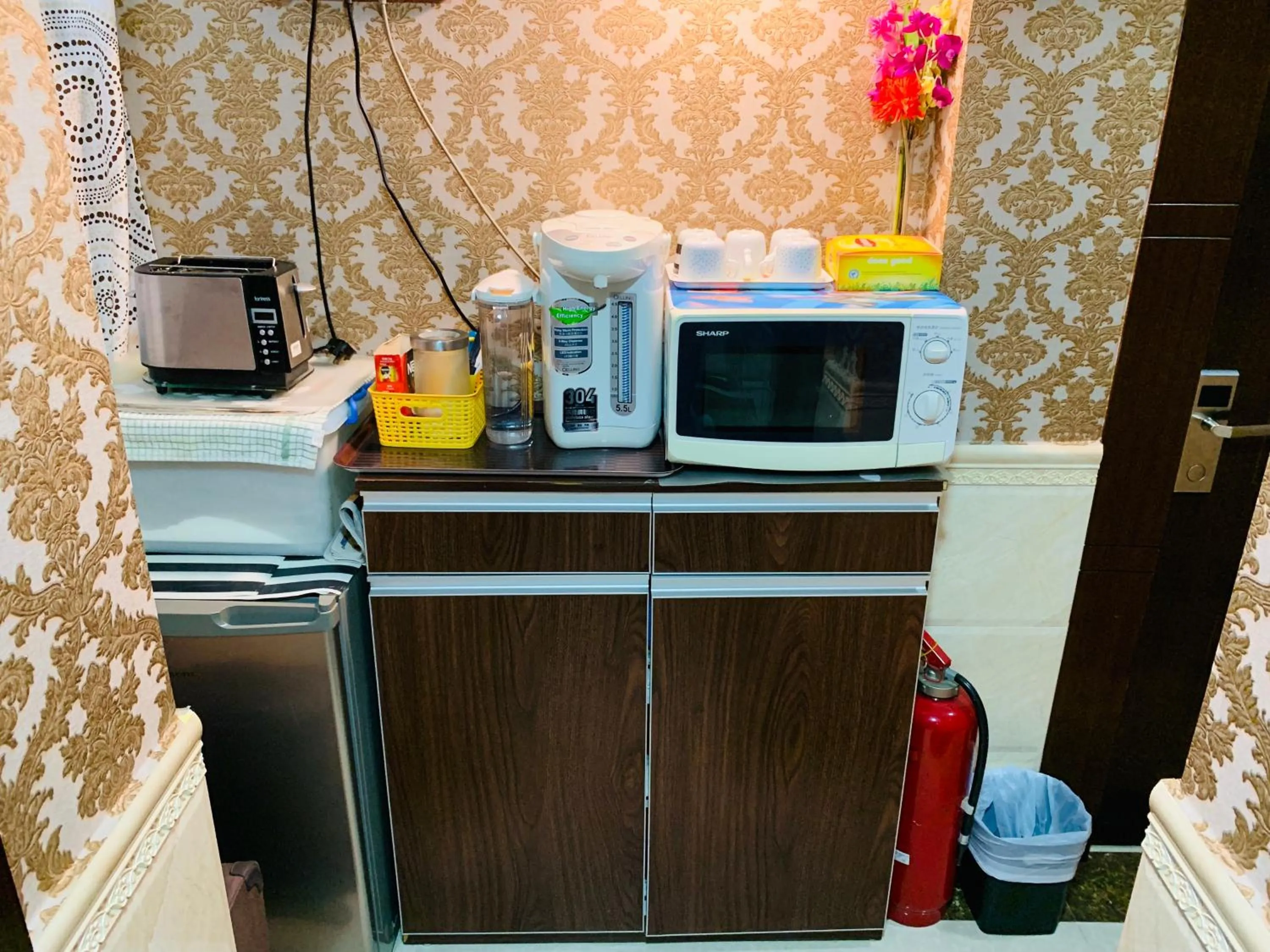 Coffee/tea facilities in Modern