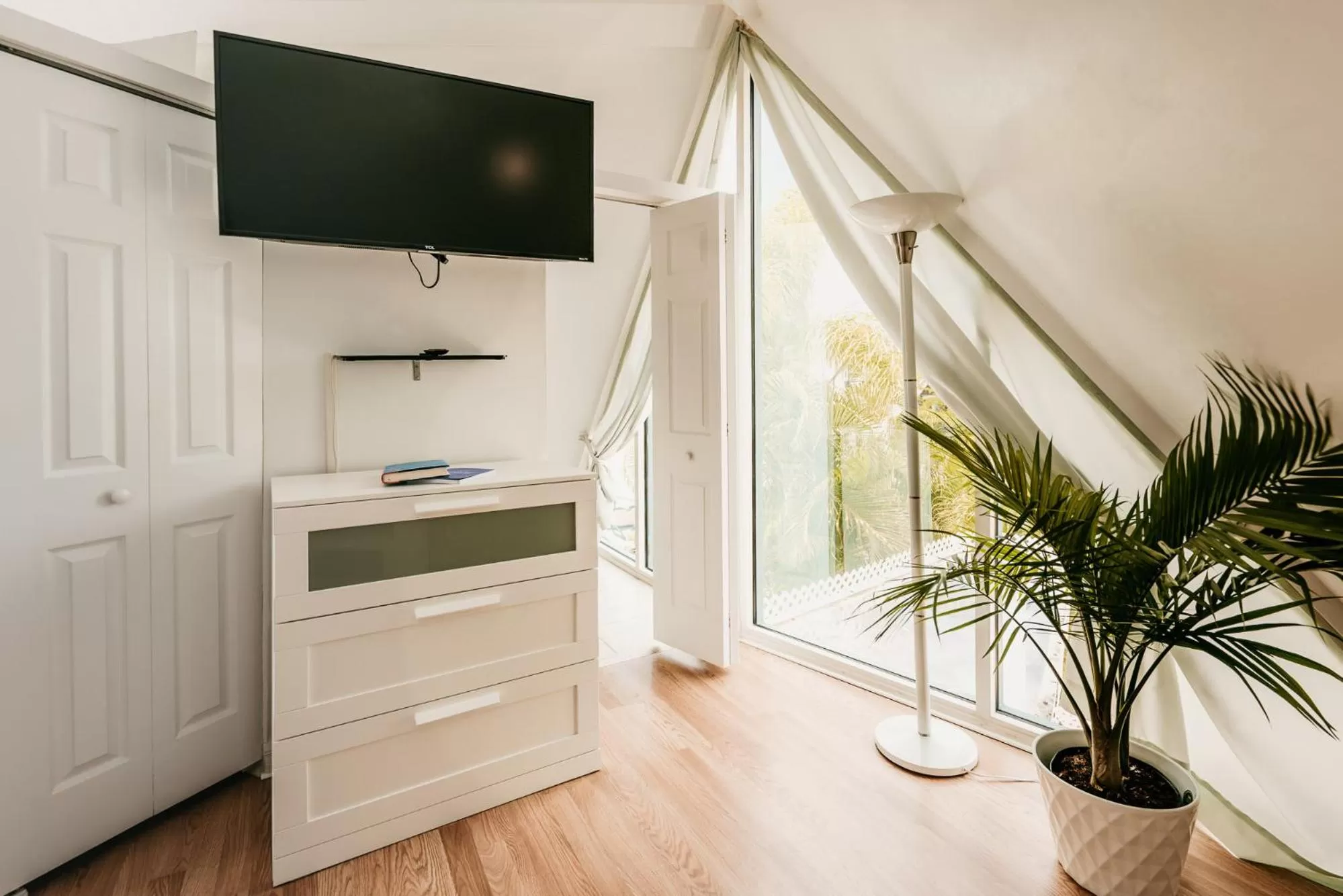 Bedroom in Pyramids in Florida