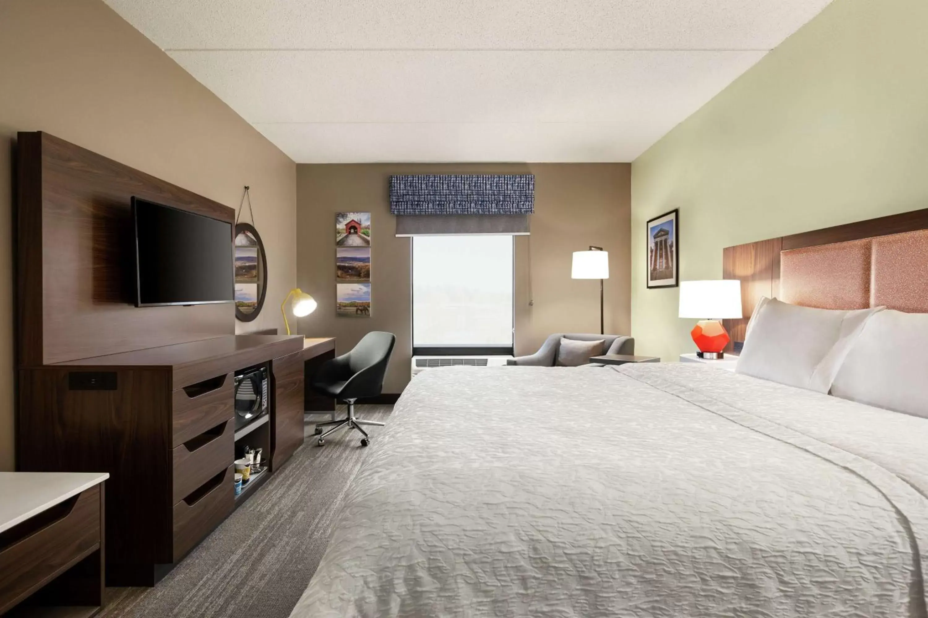Bedroom in Hampton Inn & Suites Frederick/Fort Detrick
