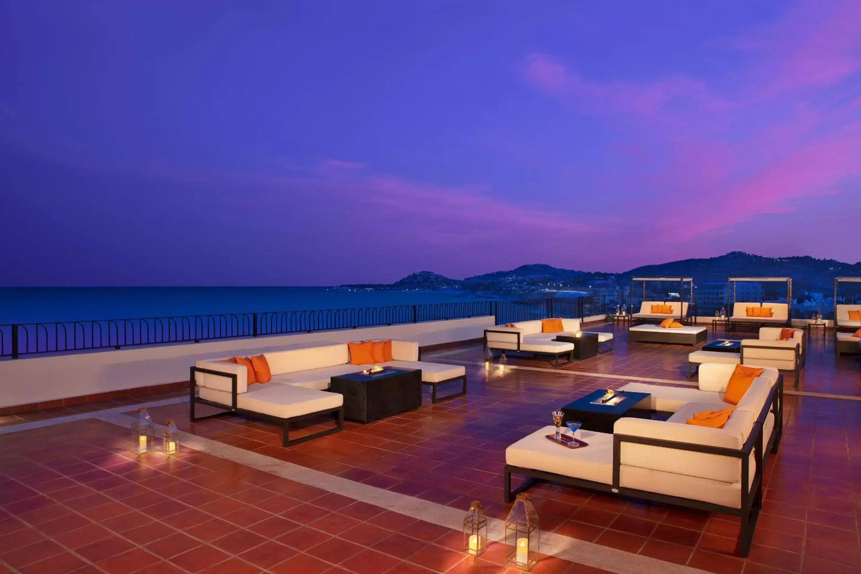 Lounge or bar in Krystal Grand Los Cabos - All Inclusive Lounge or bar in Krystal Grand Los Cabos - All Inclusive