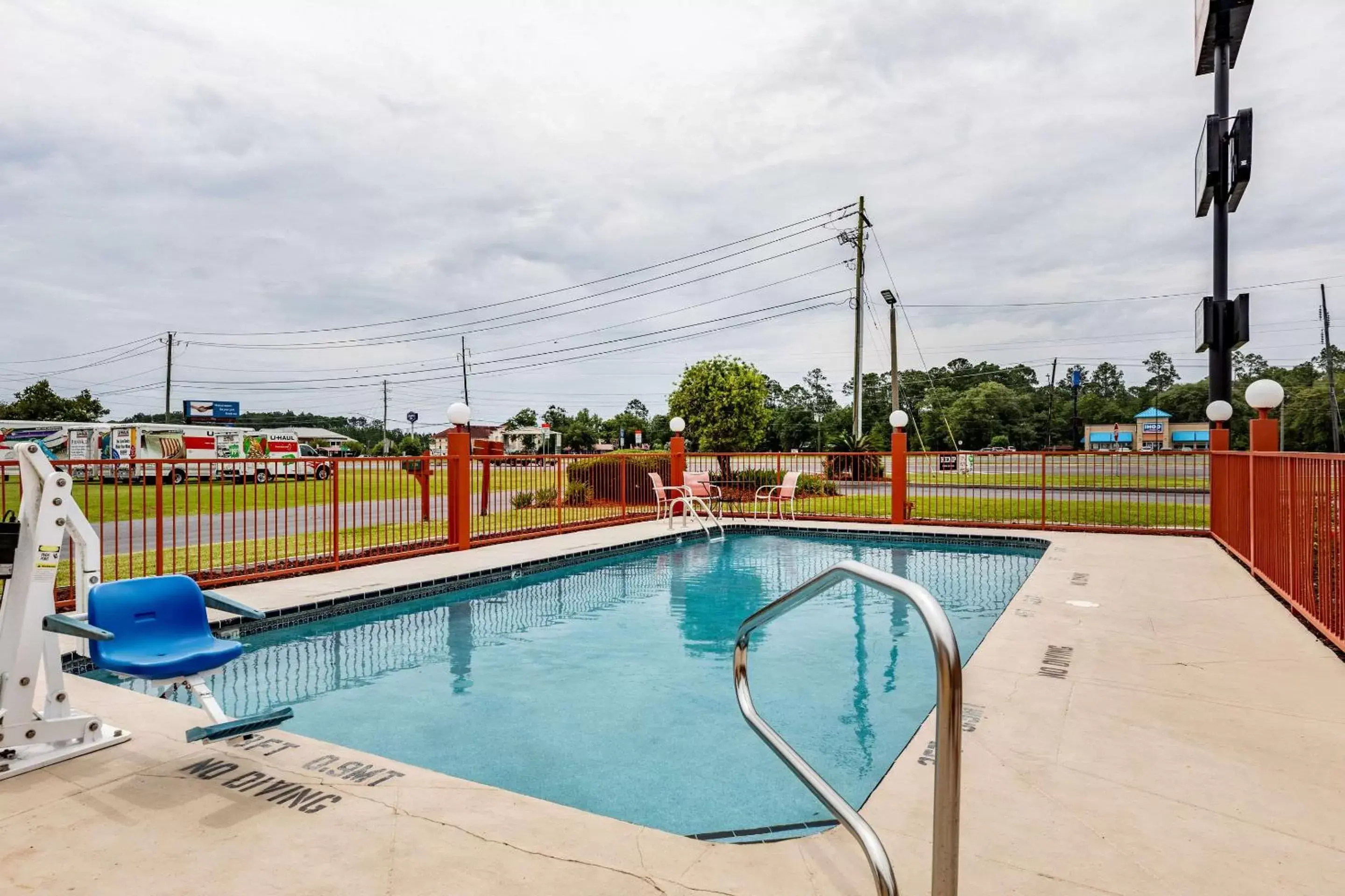 Activities, Swimming Pool in Econo Lodge Cumberland