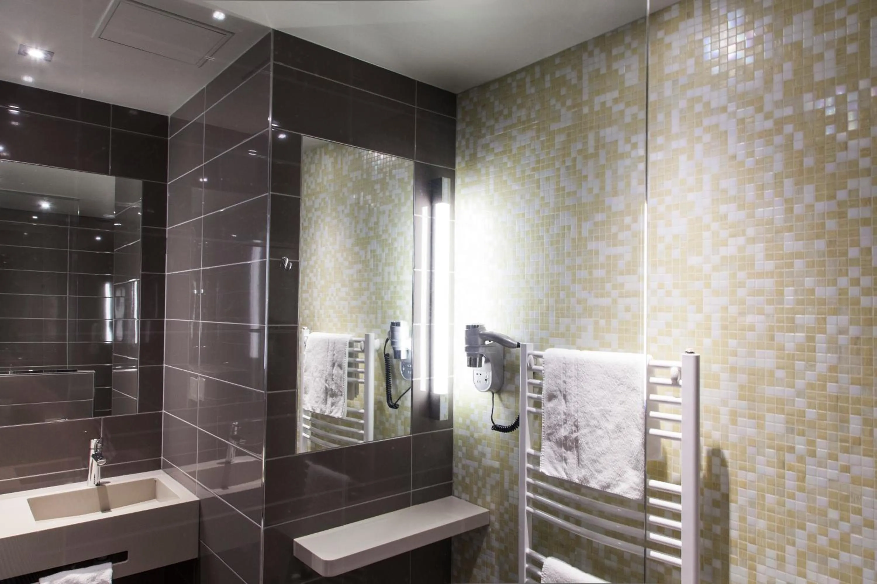 Bathroom, Bed in Hotel Concortel Paris