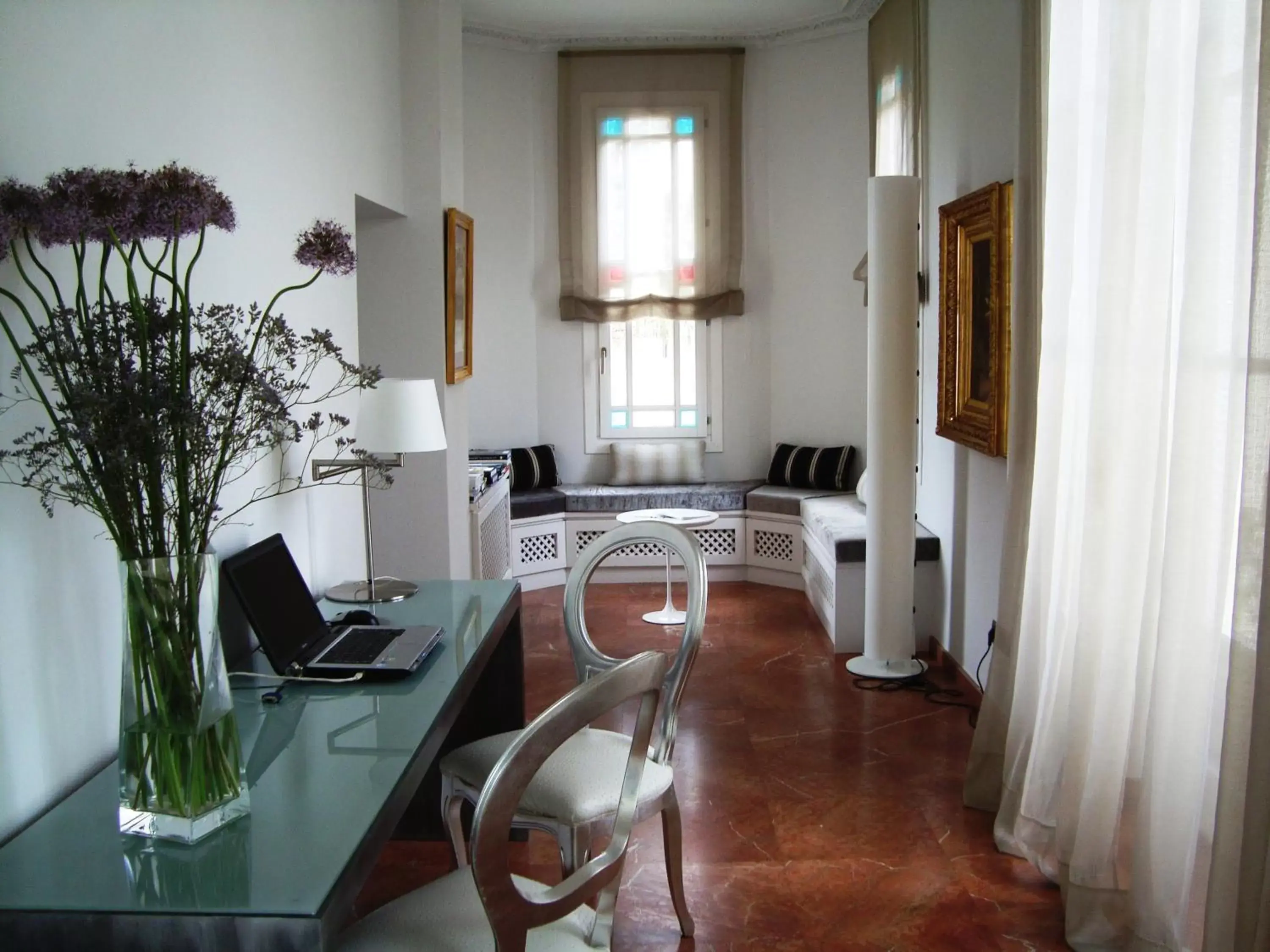 Seating area, Dining Area in Hotel Villa Paulita