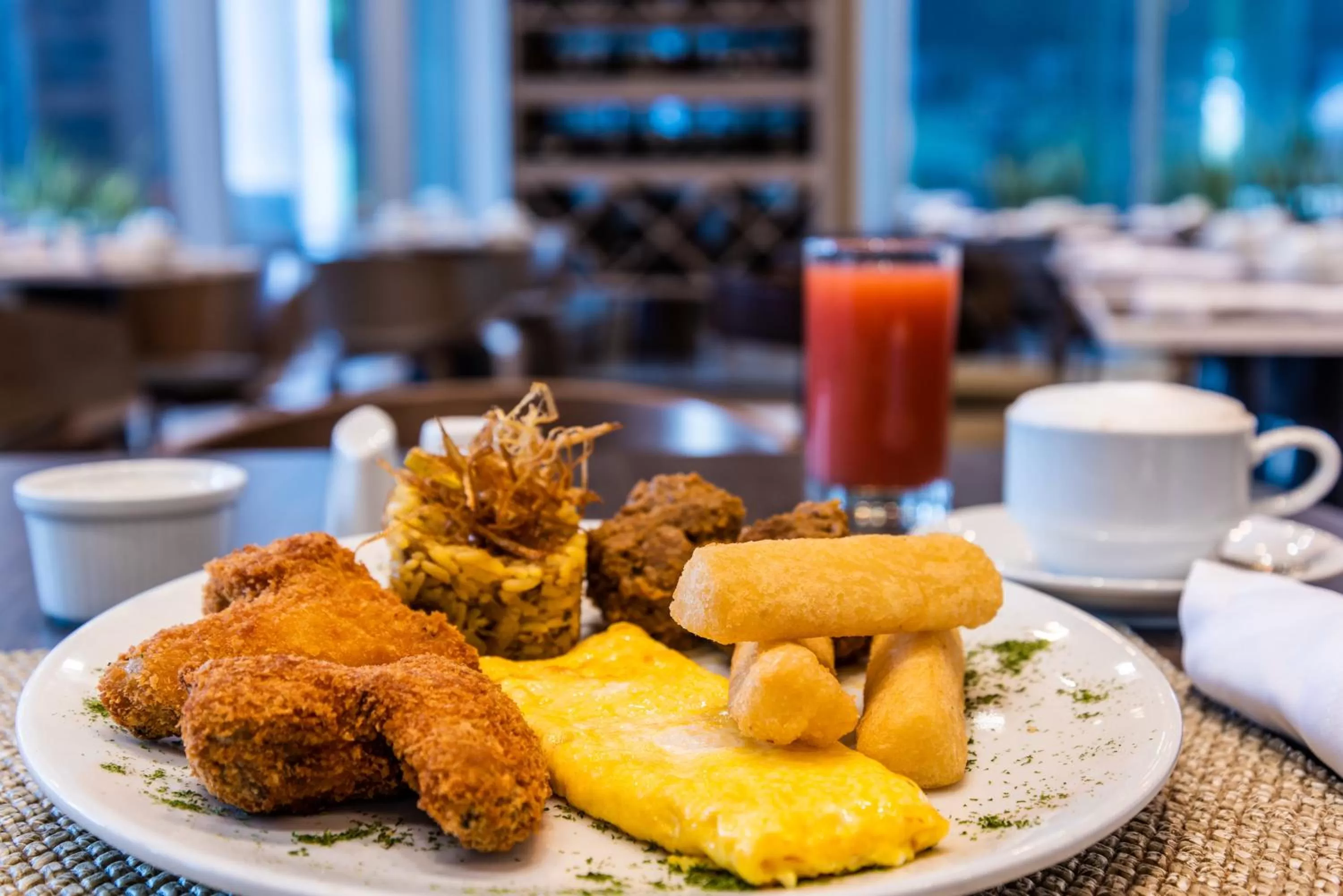 Restaurant/places to eat in Crowne Plaza Barranquilla by IHG