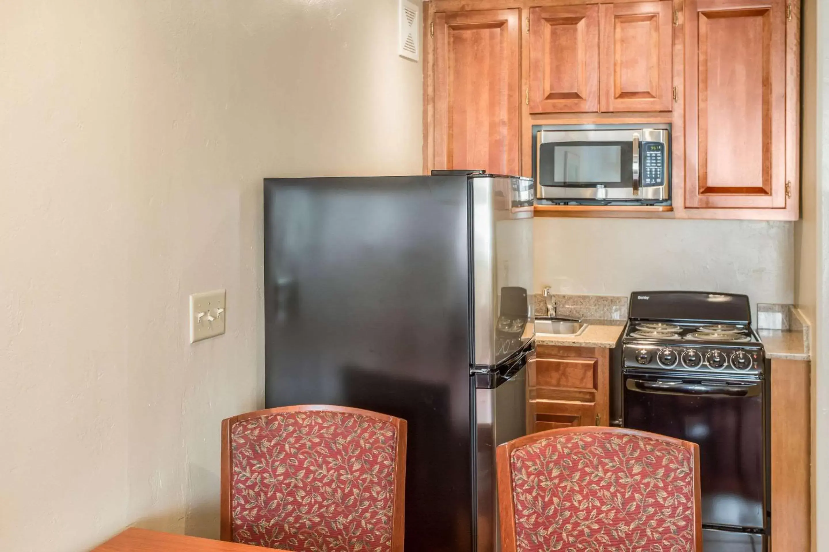 Photo of the whole room, Kitchen/Kitchenette in Quality Inn & Suites Downtown