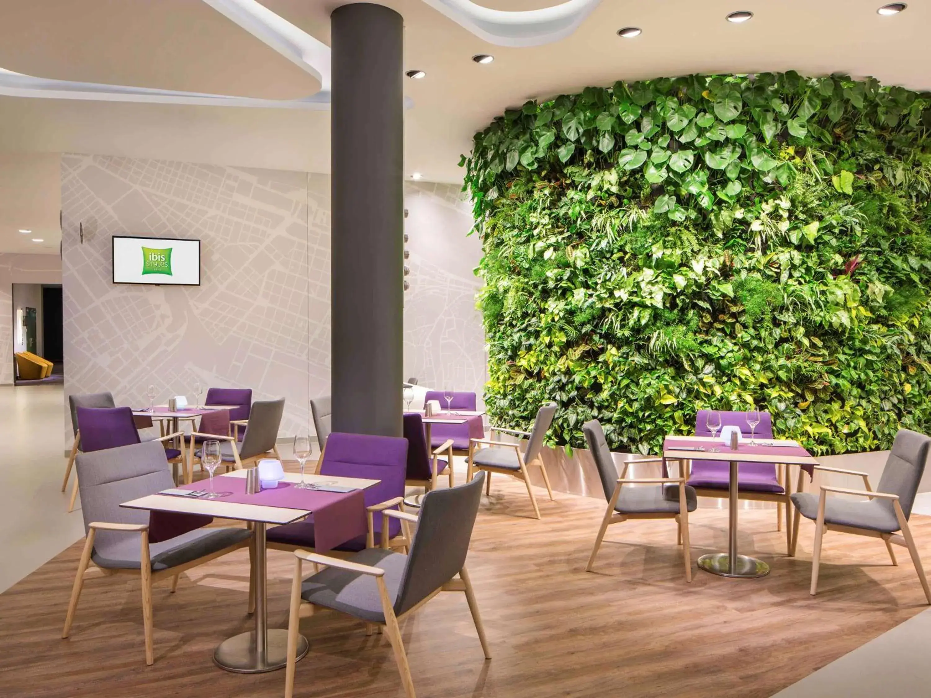 Restaurant/Places to Eat in ibis Styles Budapest Airport