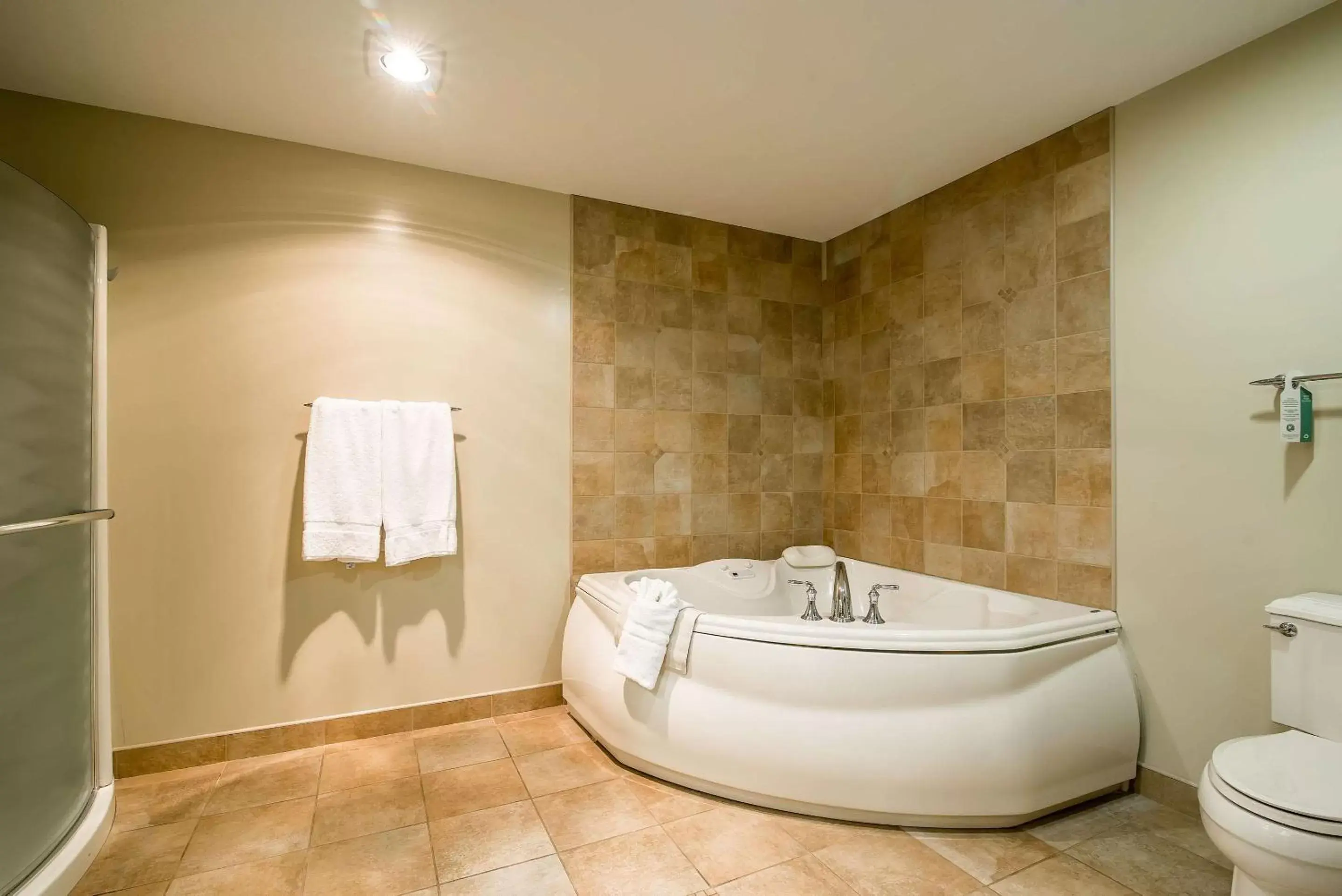Bedroom, Bathroom in Riverside Hotel, Ascend Hotel Collection