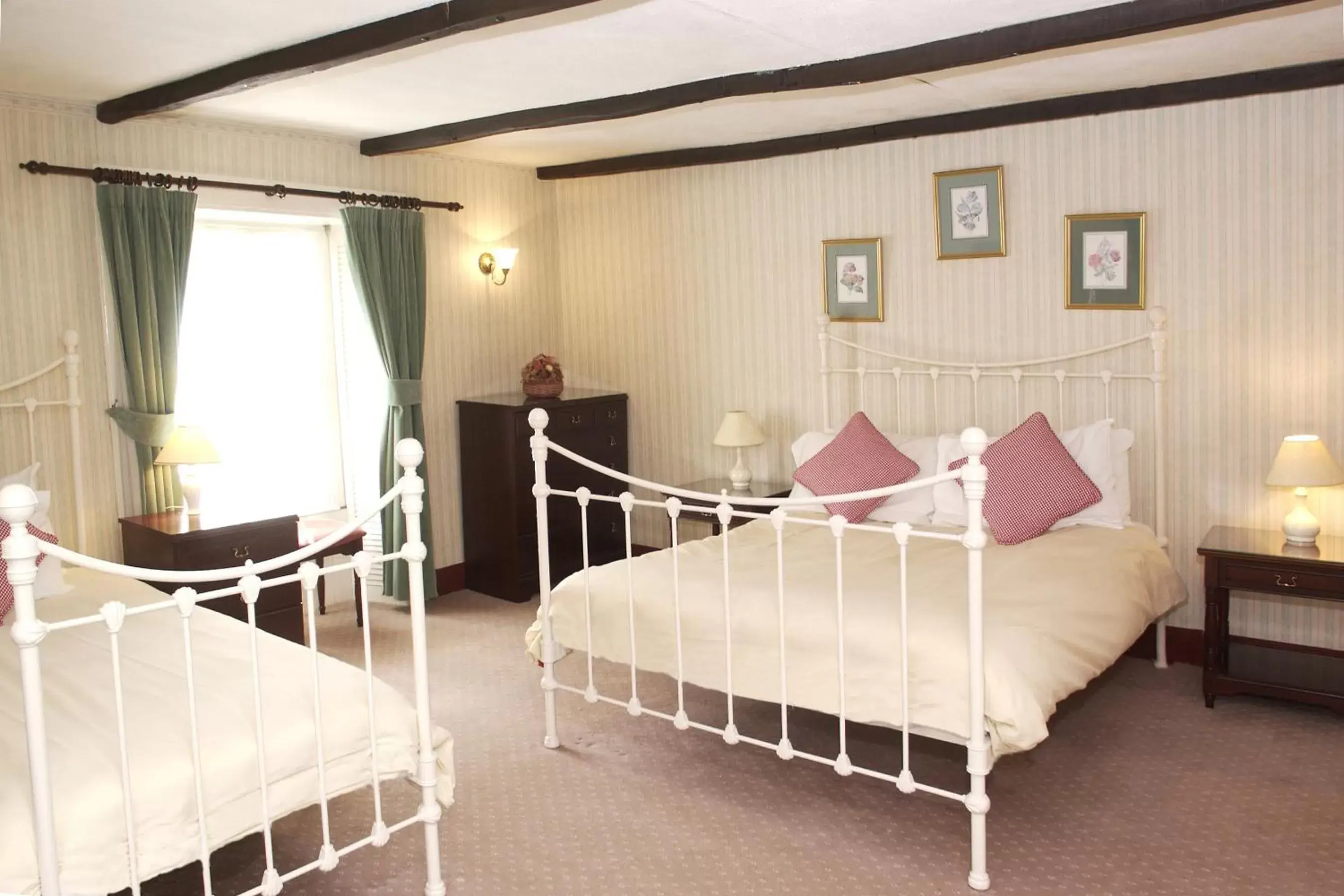 Bedroom, Bed in McKays Hotel