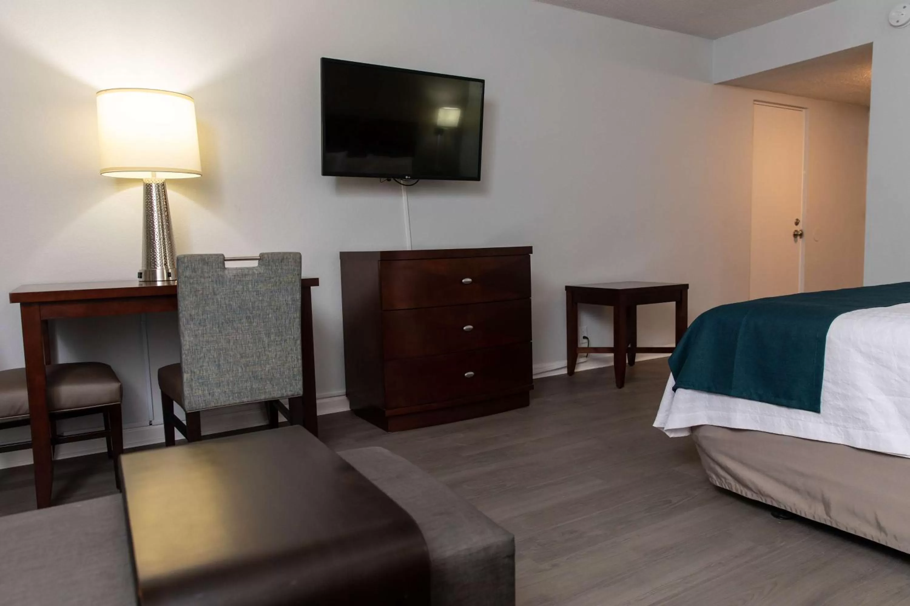 Photo of the whole room, Bed in Studio 6 Ocala, FL