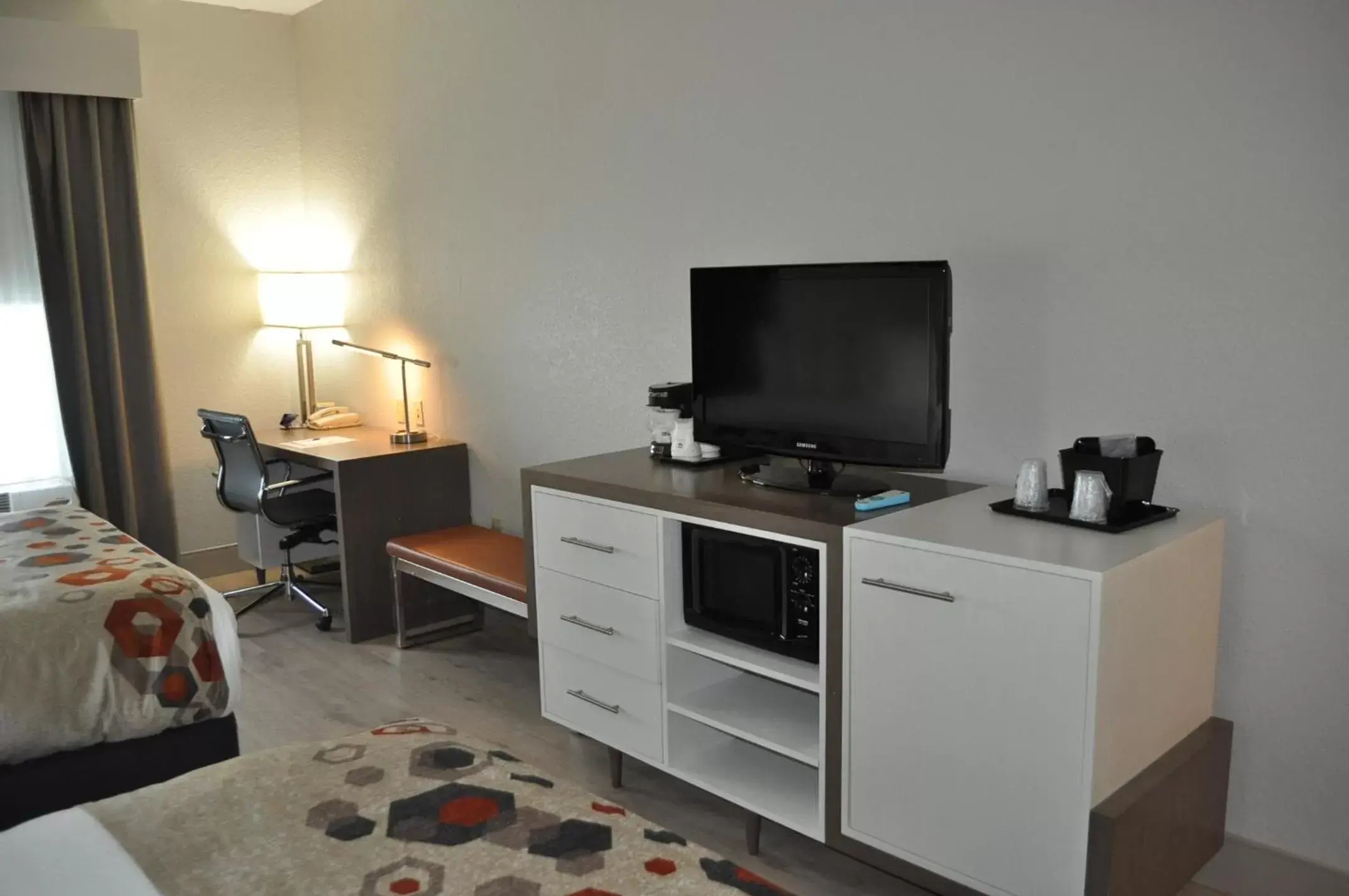 TV/Entertainment Center in Best Western Heritage Inn and Suites