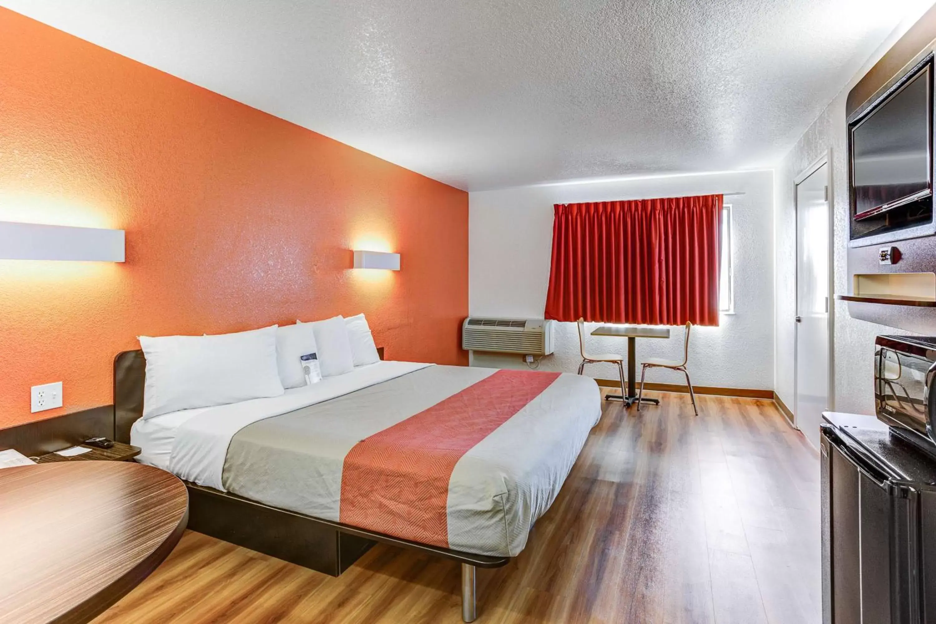 TV and multimedia, Bed in Motel 6-Portland, OR - Tigard West