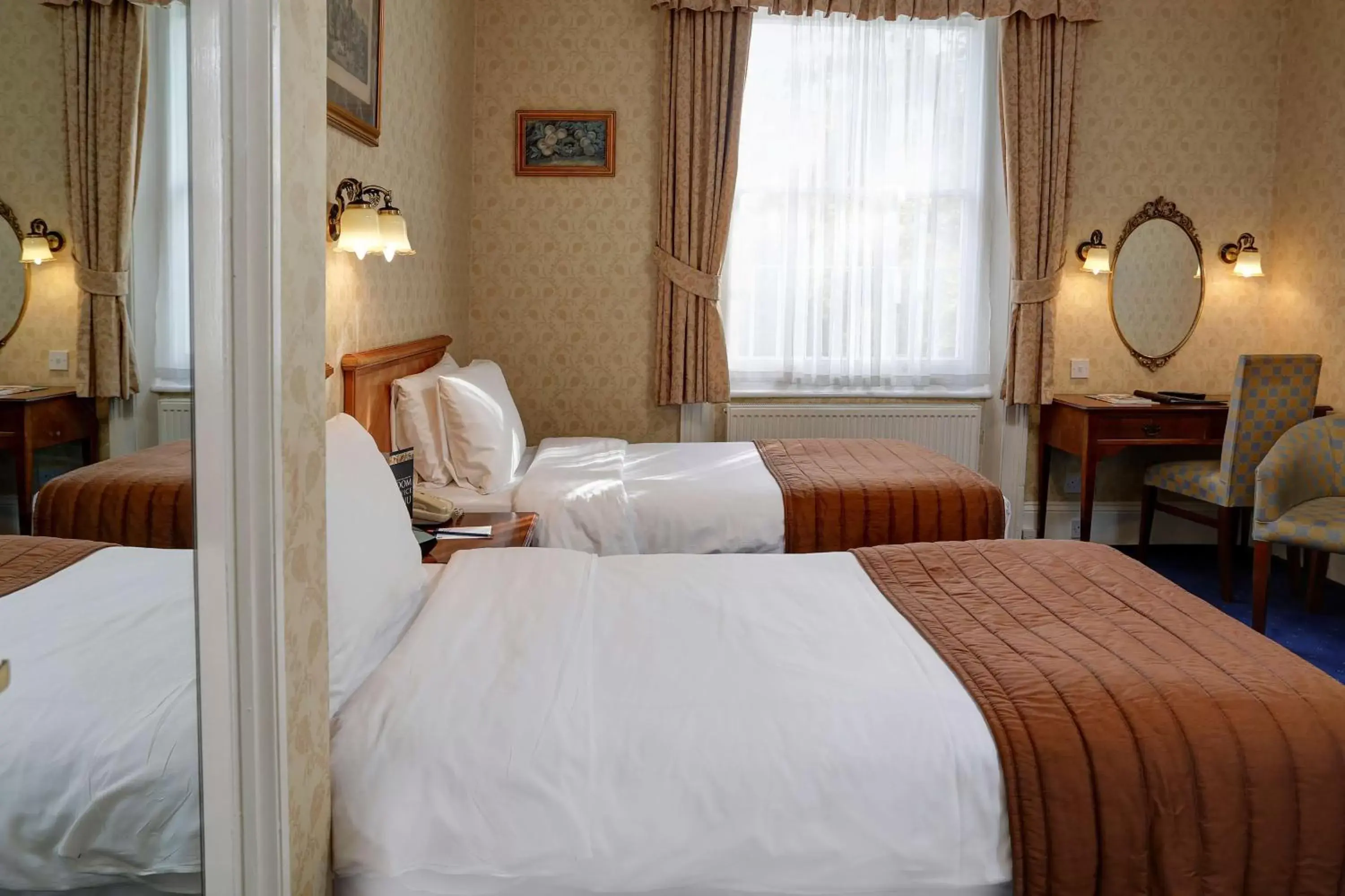 Photo of the whole room, Bed in Best Western Swiss Cottage Hotel