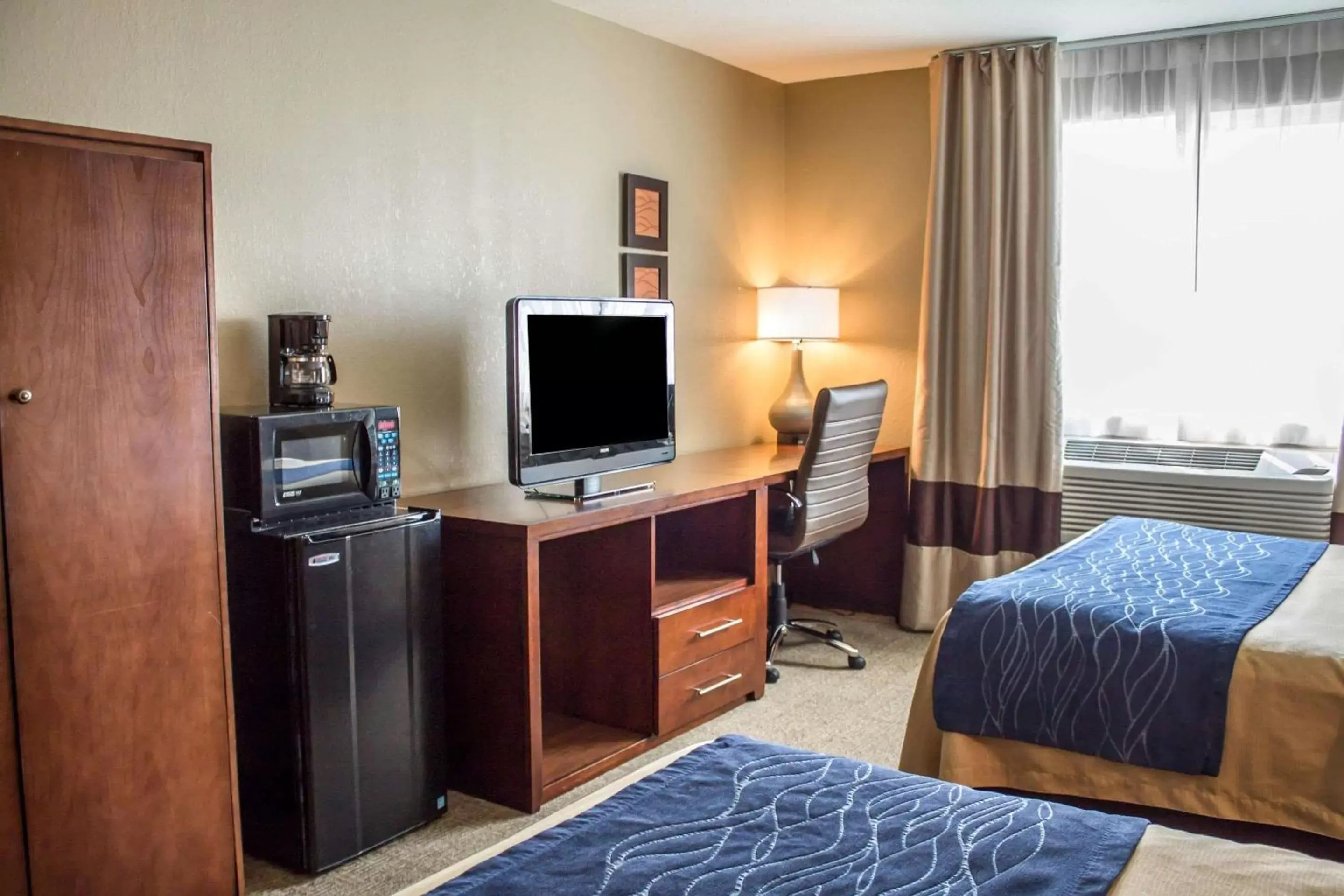 Photo of the whole room, TV/Entertainment Center in Comfort Inn & Suites Fremont