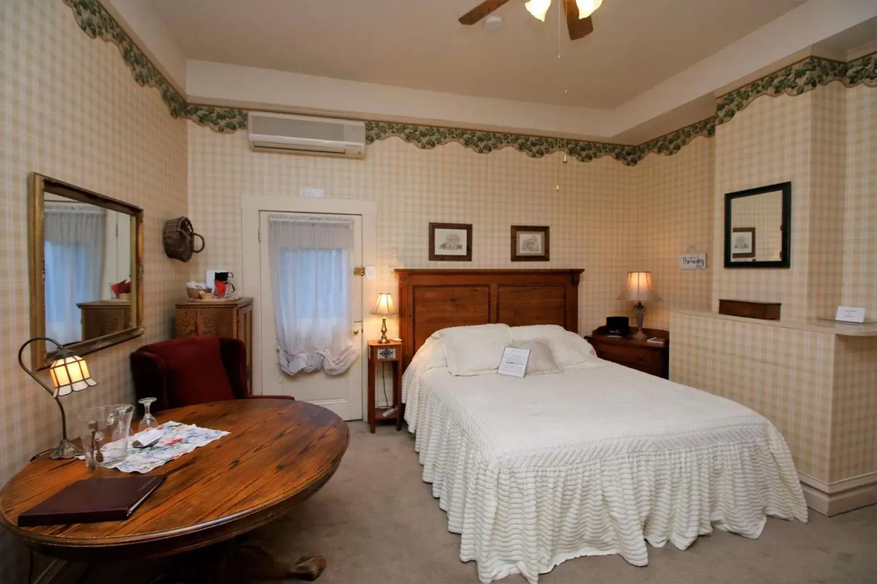 Bed in Bradford Place Inn (California)