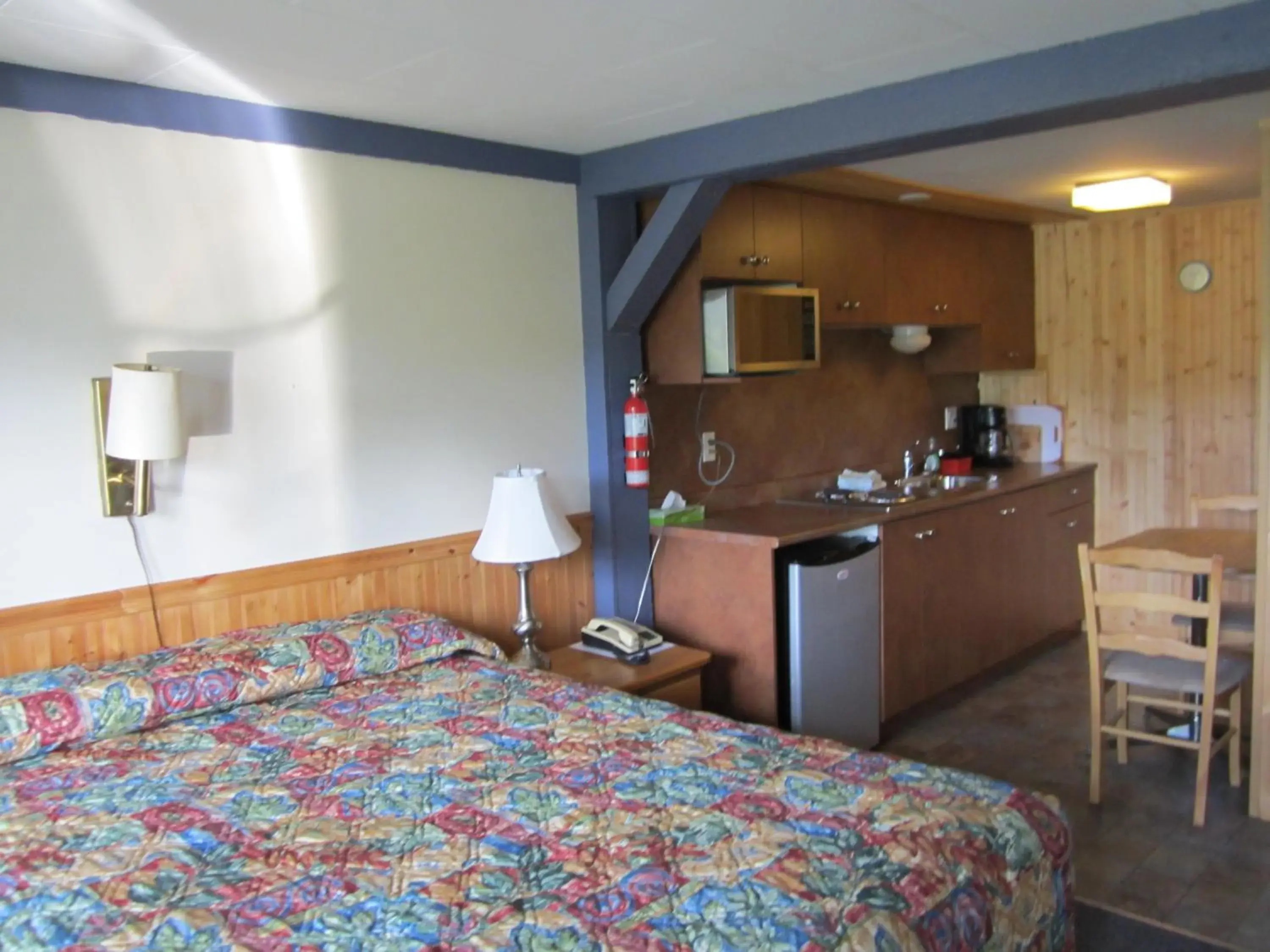 Bedroom, Bed in Lakeside Motel