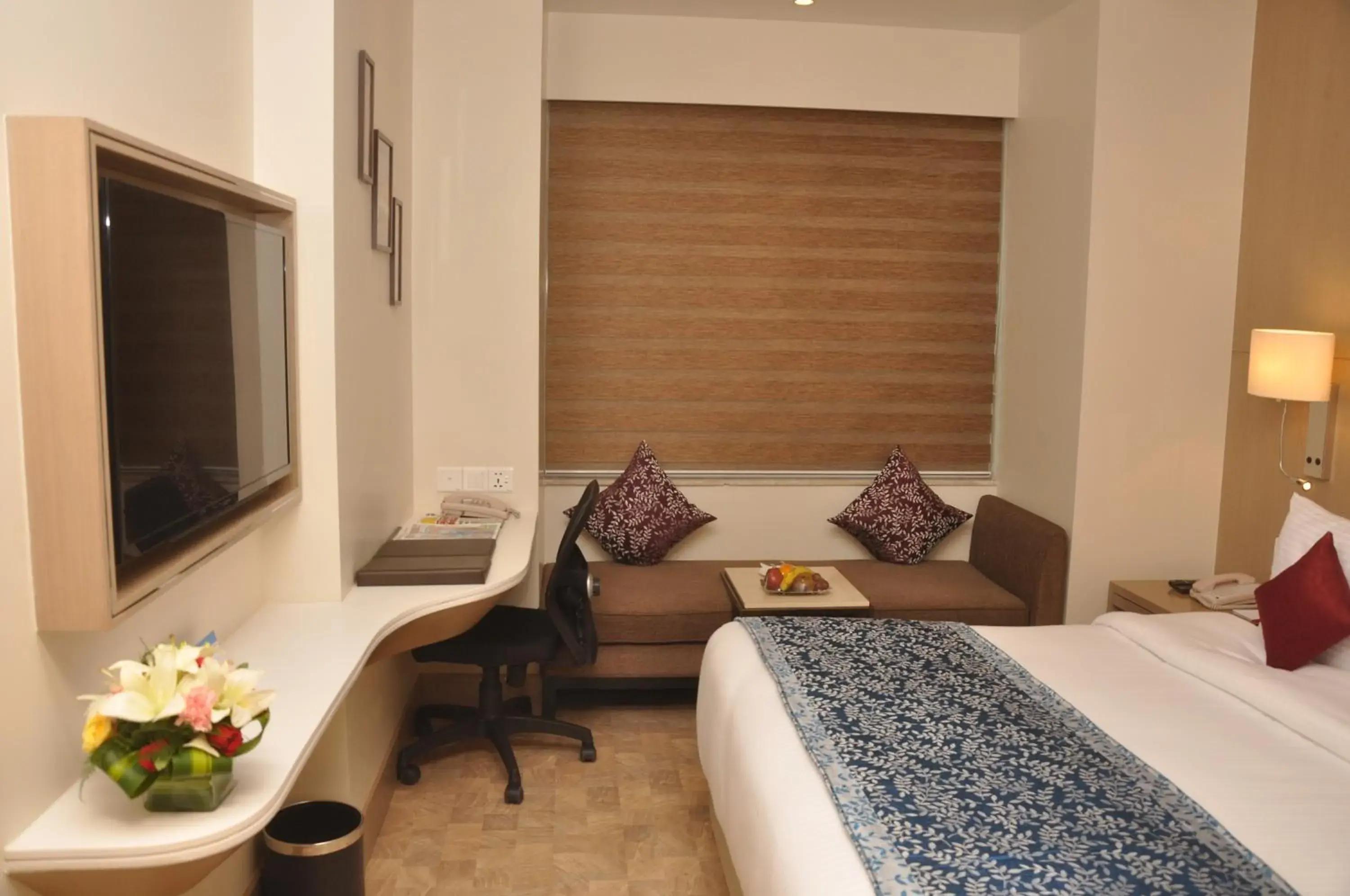 Photo of the whole room, Bed in Days Hotel Jaipur Tonk Road