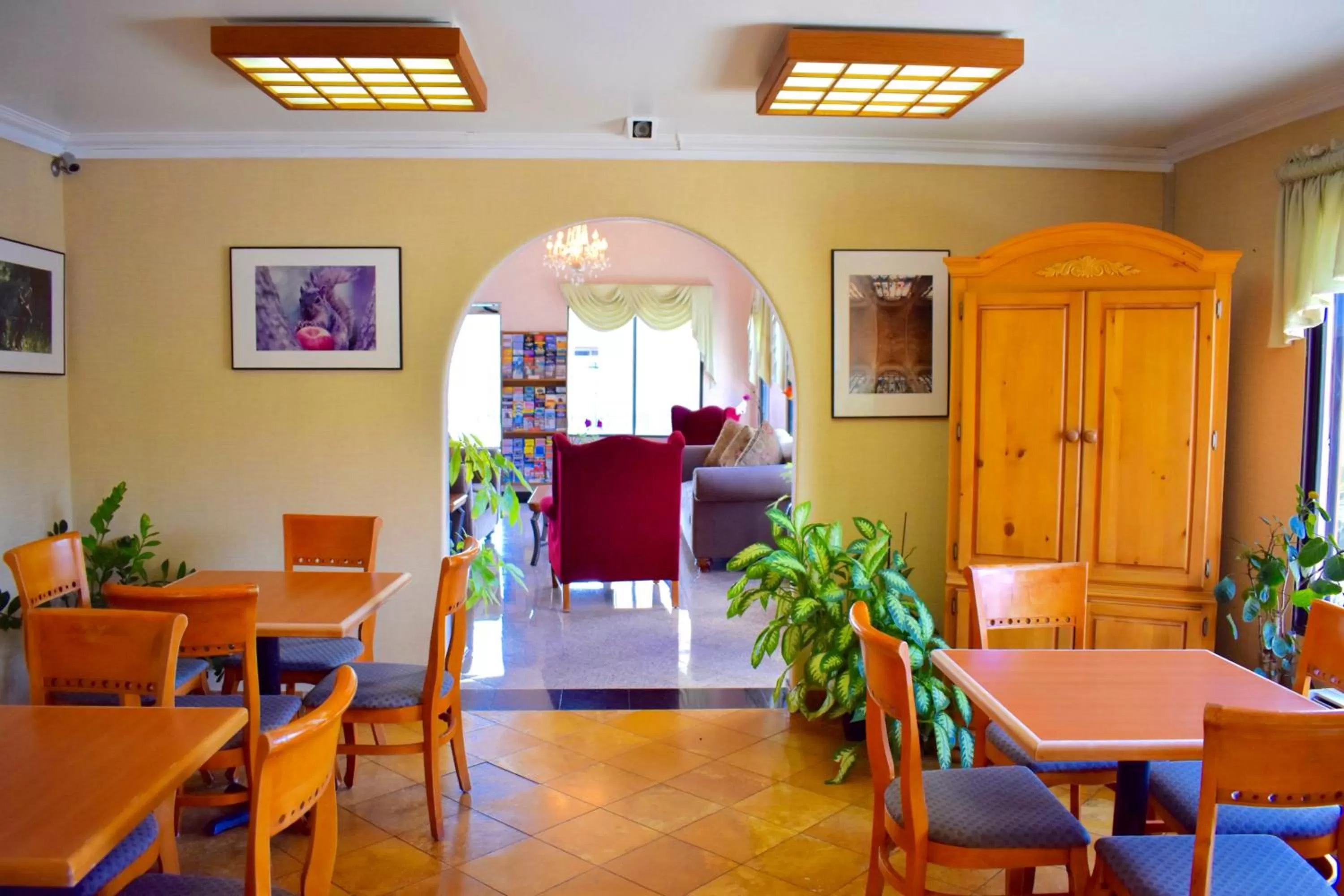 Communal lounge/ TV room in Days Inn by Wyndham Anaheim Near the Park