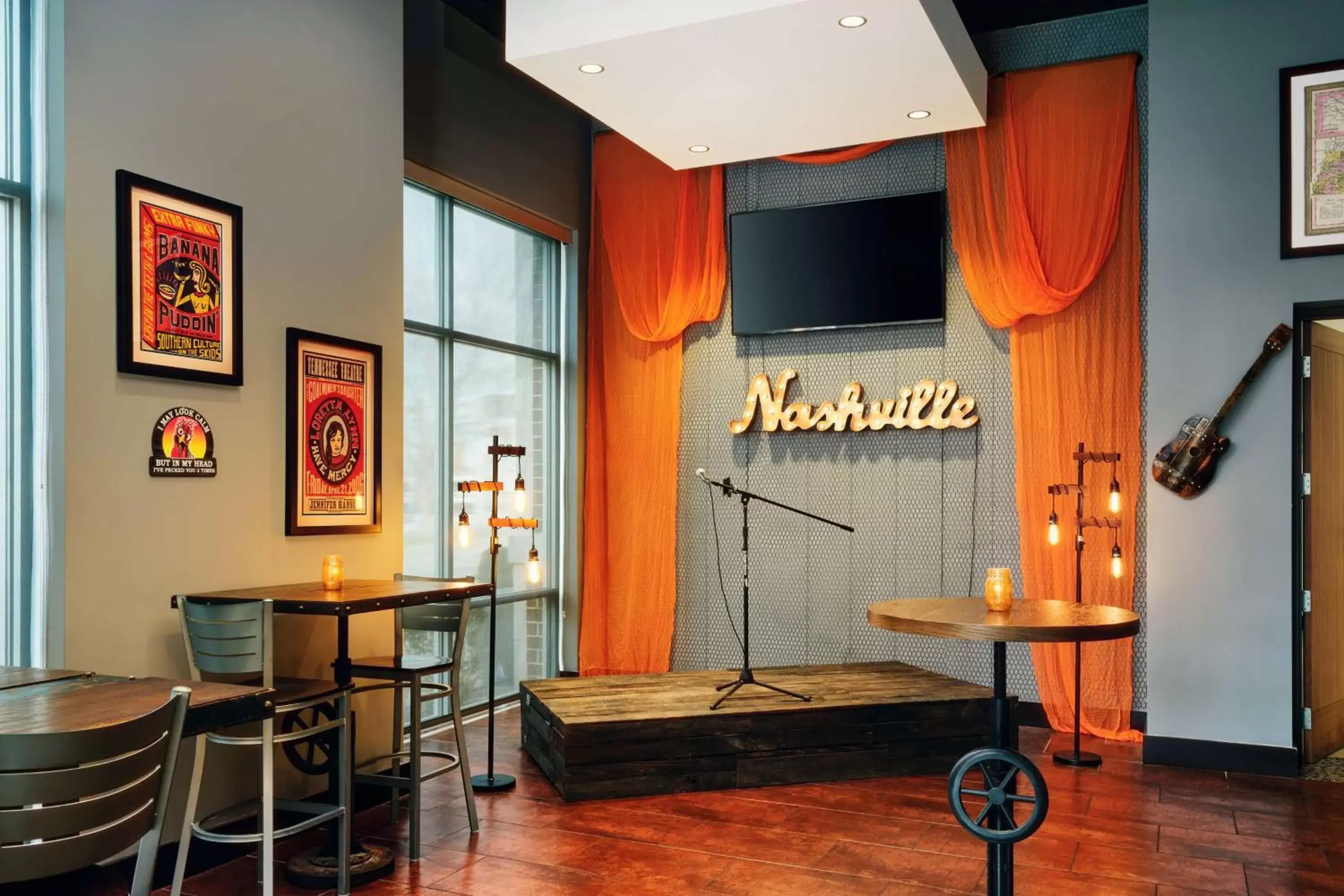 Lounge or bar, TV/Entertainment Center in Hilton Garden Inn Nashville Downtown/Convention Center
