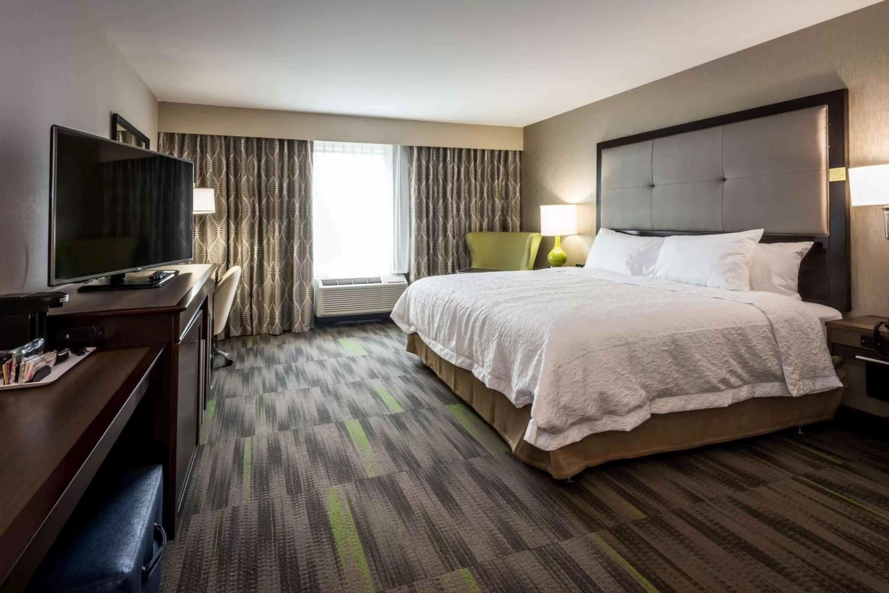 Bed in Hampton Inn & Suites By Hilton Hammond, In