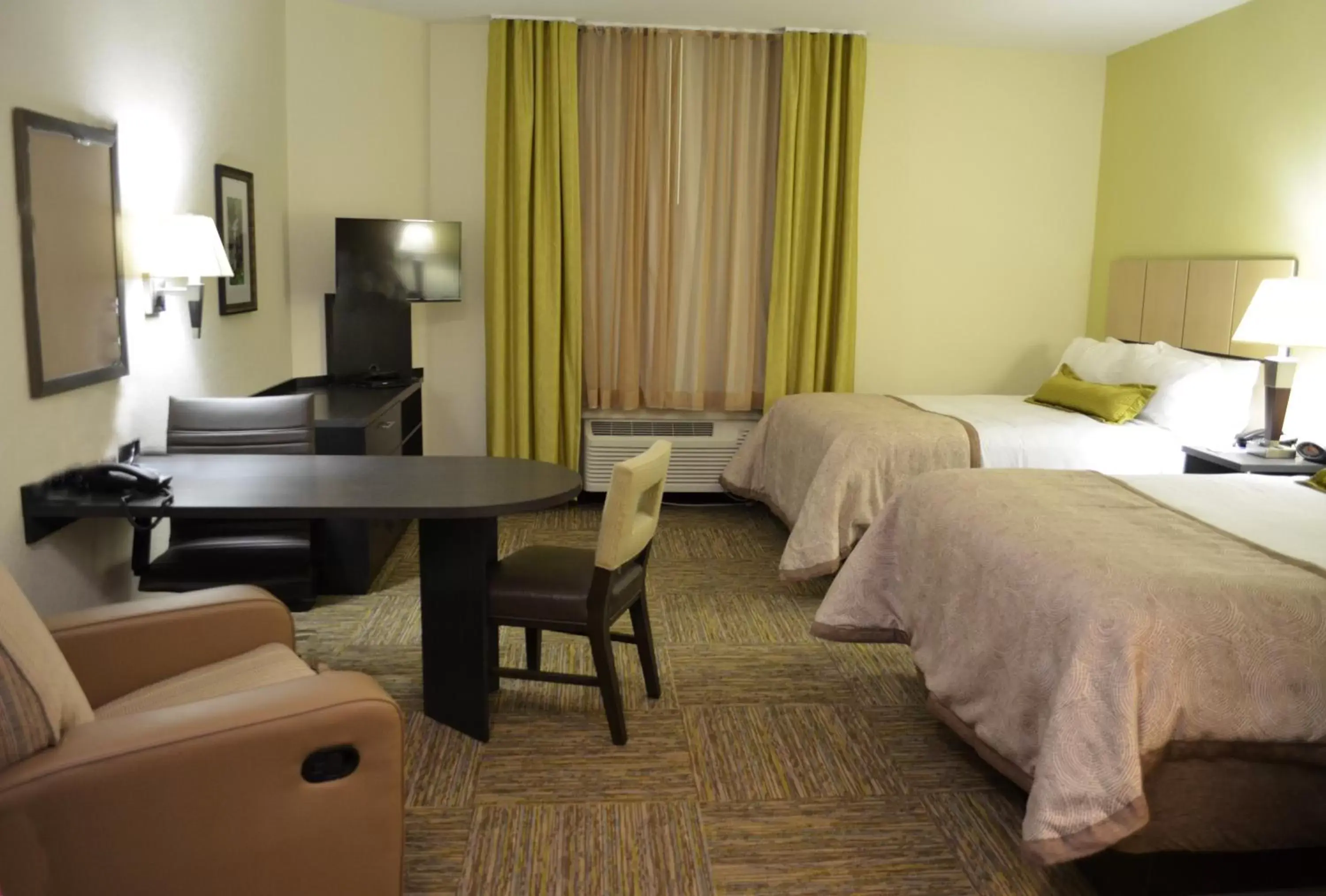 Bedroom, Bed in Candlewood Suites Greenville, an IHG Hotel