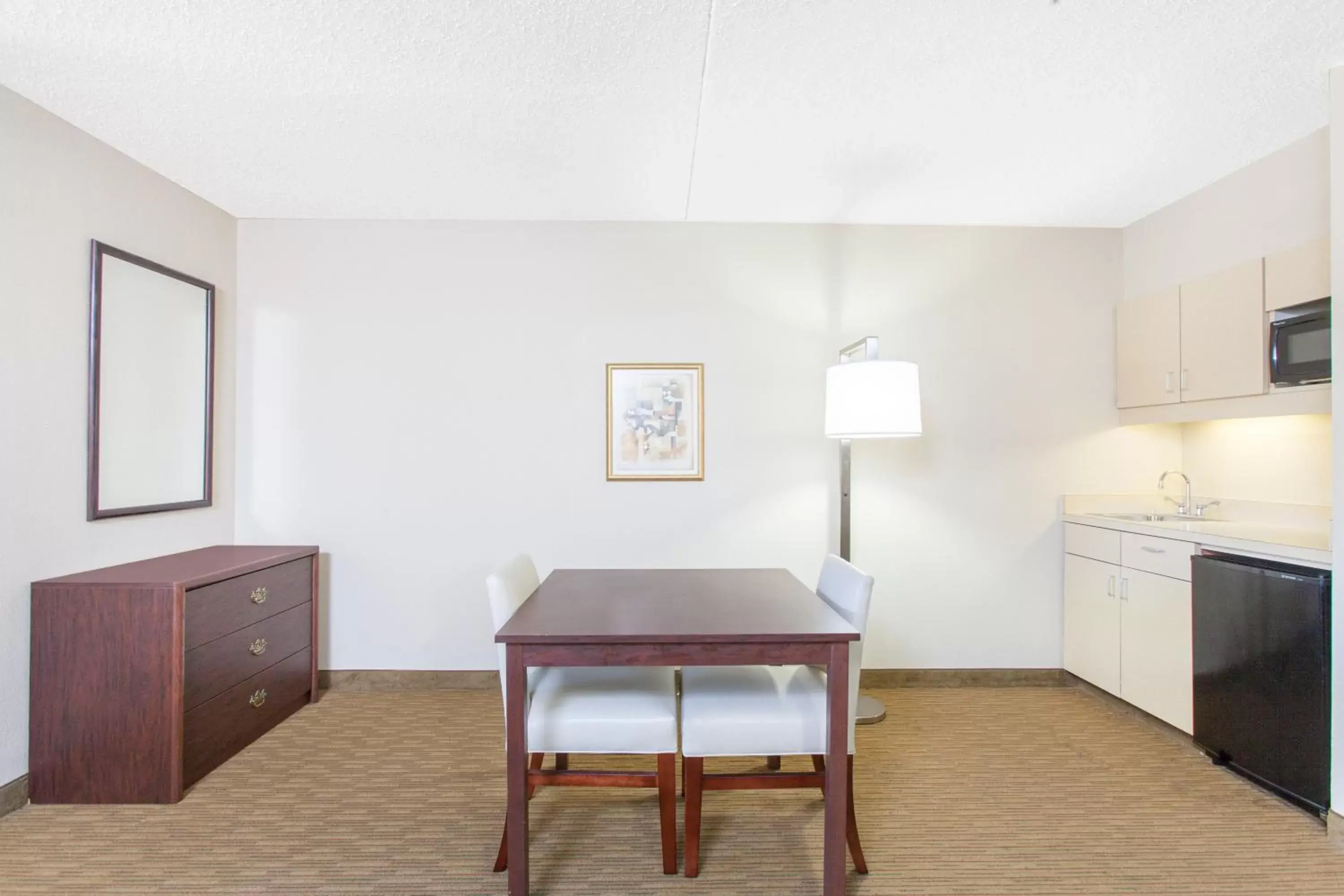 Kitchen or kitchenette, Dining Area in Hawthorn Suites Midwest City
