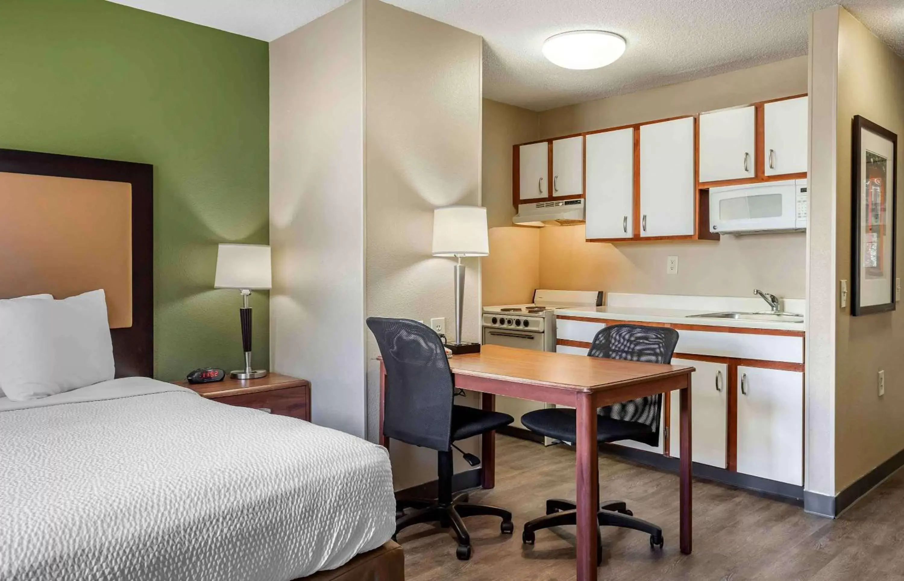 Bedroom in Extended Stay America Suites - Houston - Westchase - Westheimer