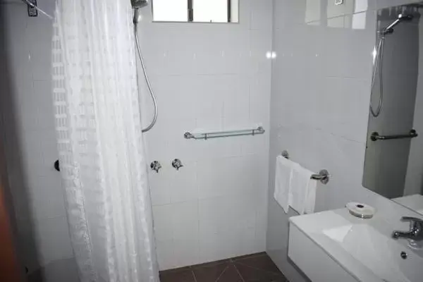 Bathroom in Healesville Motor Inn
