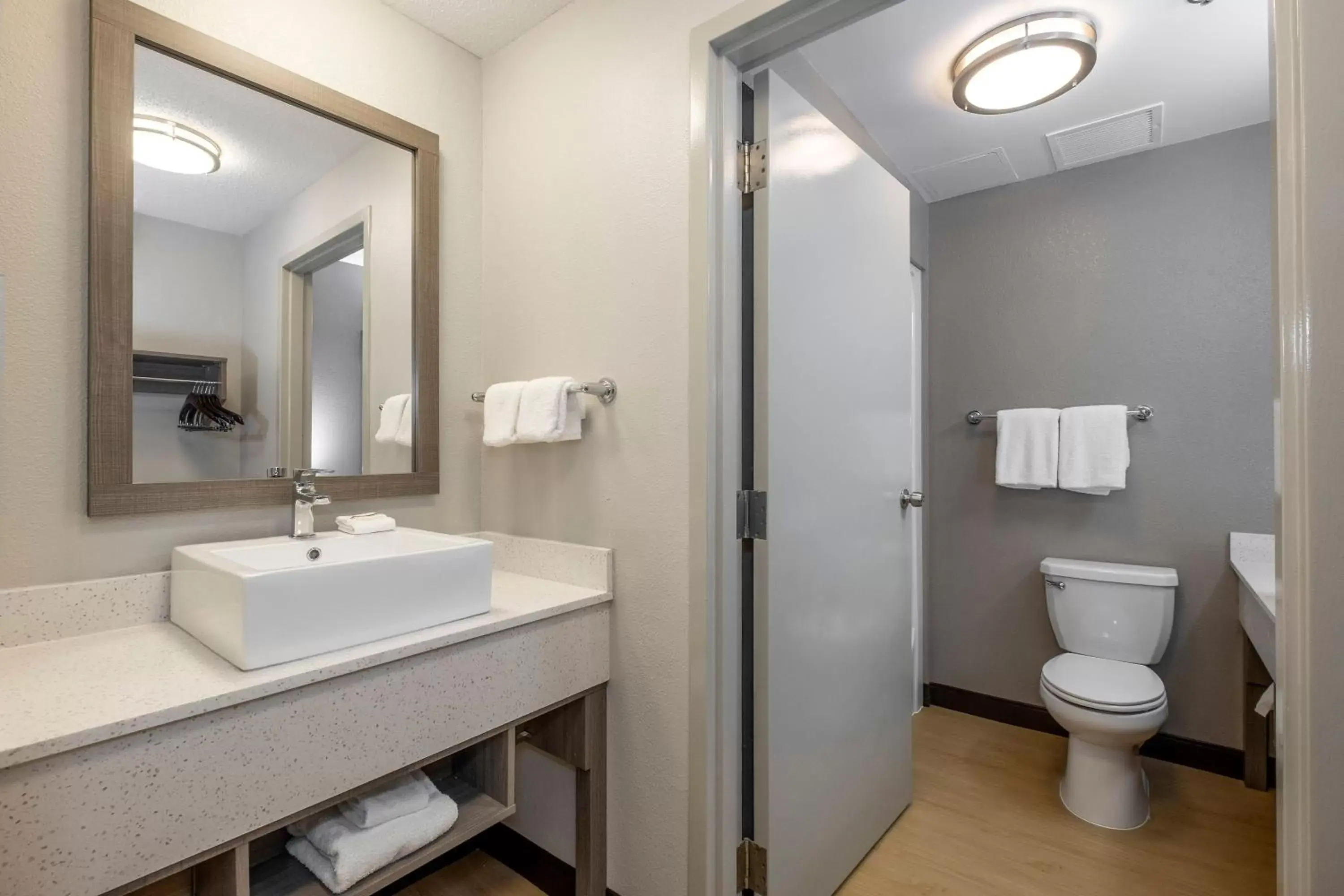 Bathroom in Red Roof Inn PLUS Boston - Mansfield - Foxboro