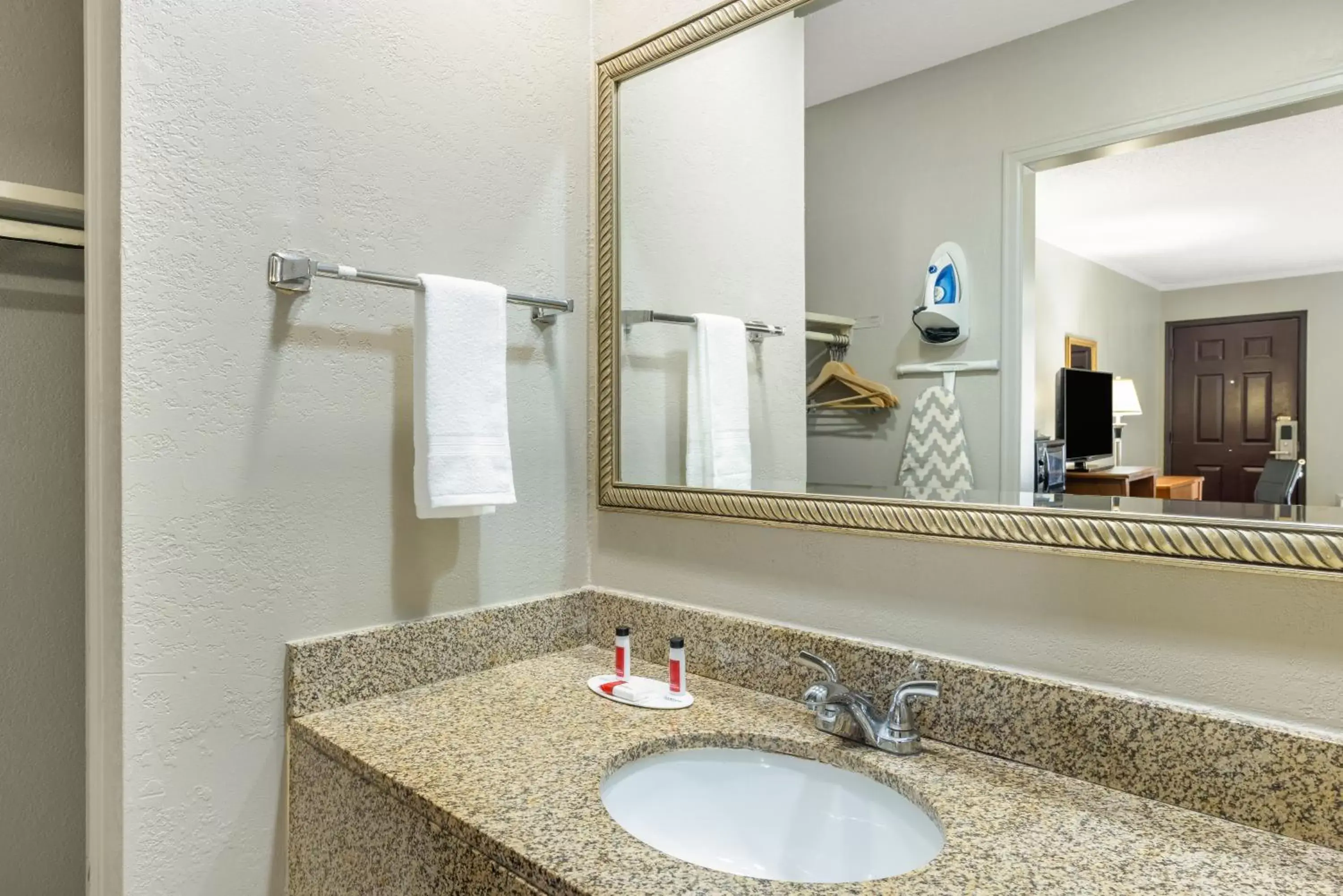 Bathroom in Super 8 by Wyndham Kansas City Airport North