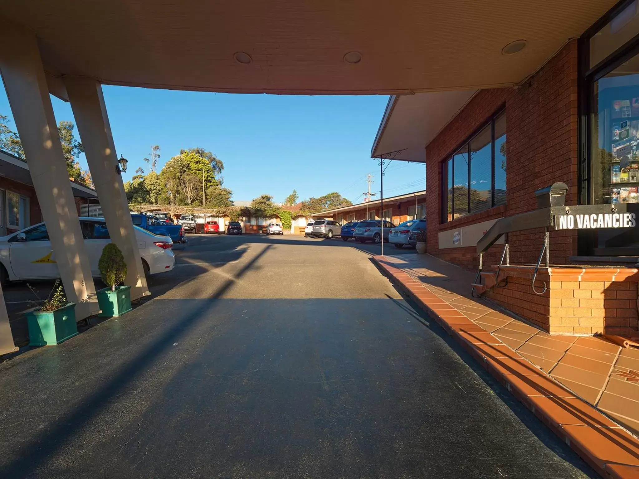 Lobby or reception, Balcony/Terrace in 3 Sisters Motel