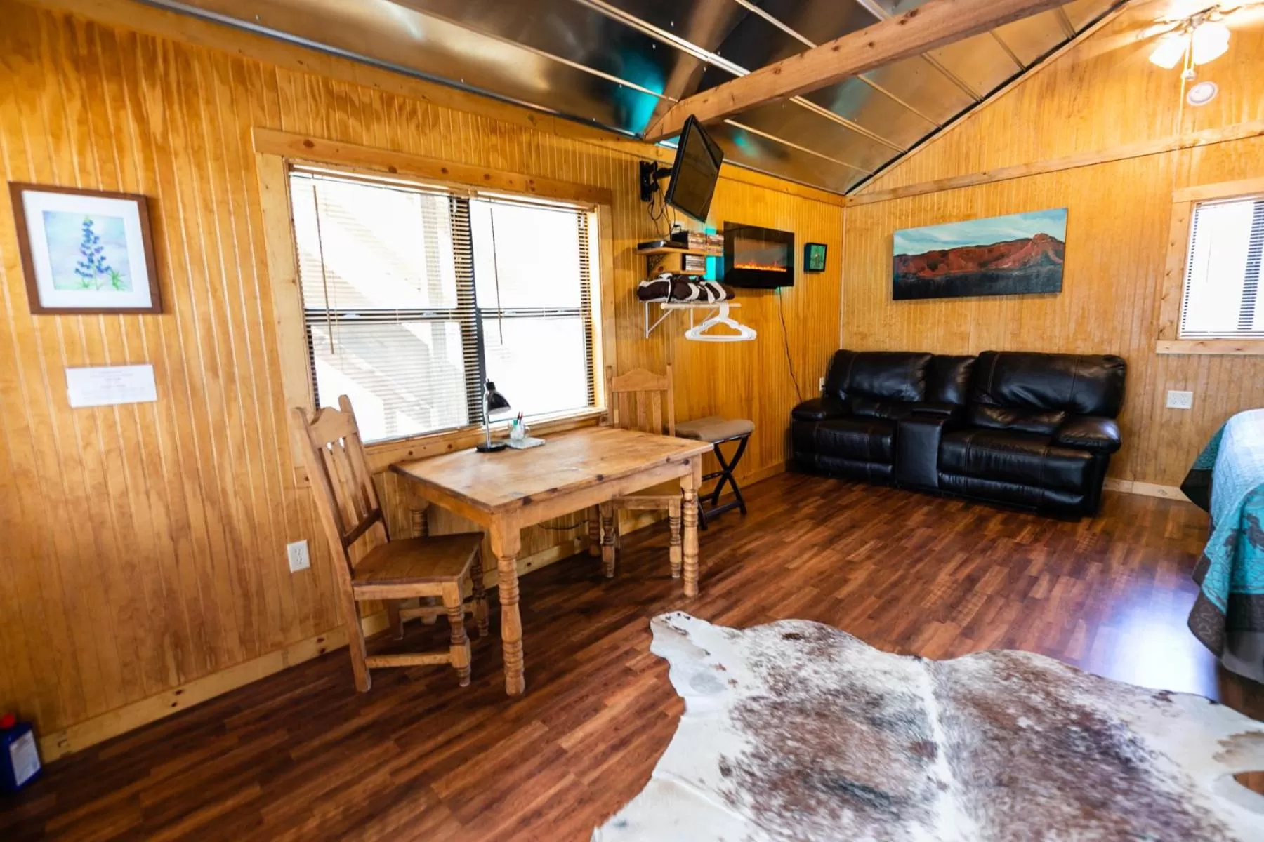 Dining area, Seating Area in Walnut Canyon Cabins