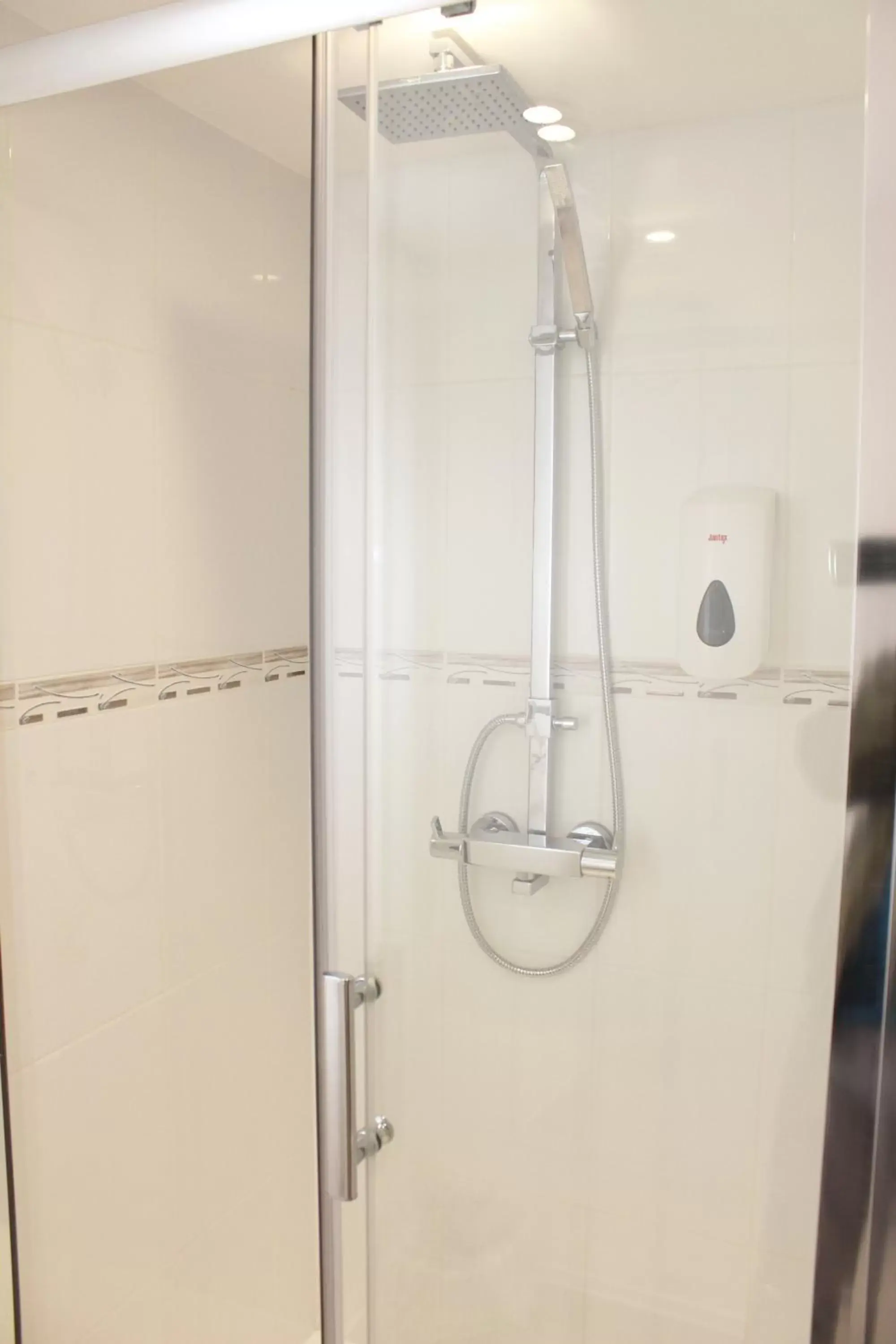Shower, Bathroom in Flexistay Leicester Gable Aparthotel