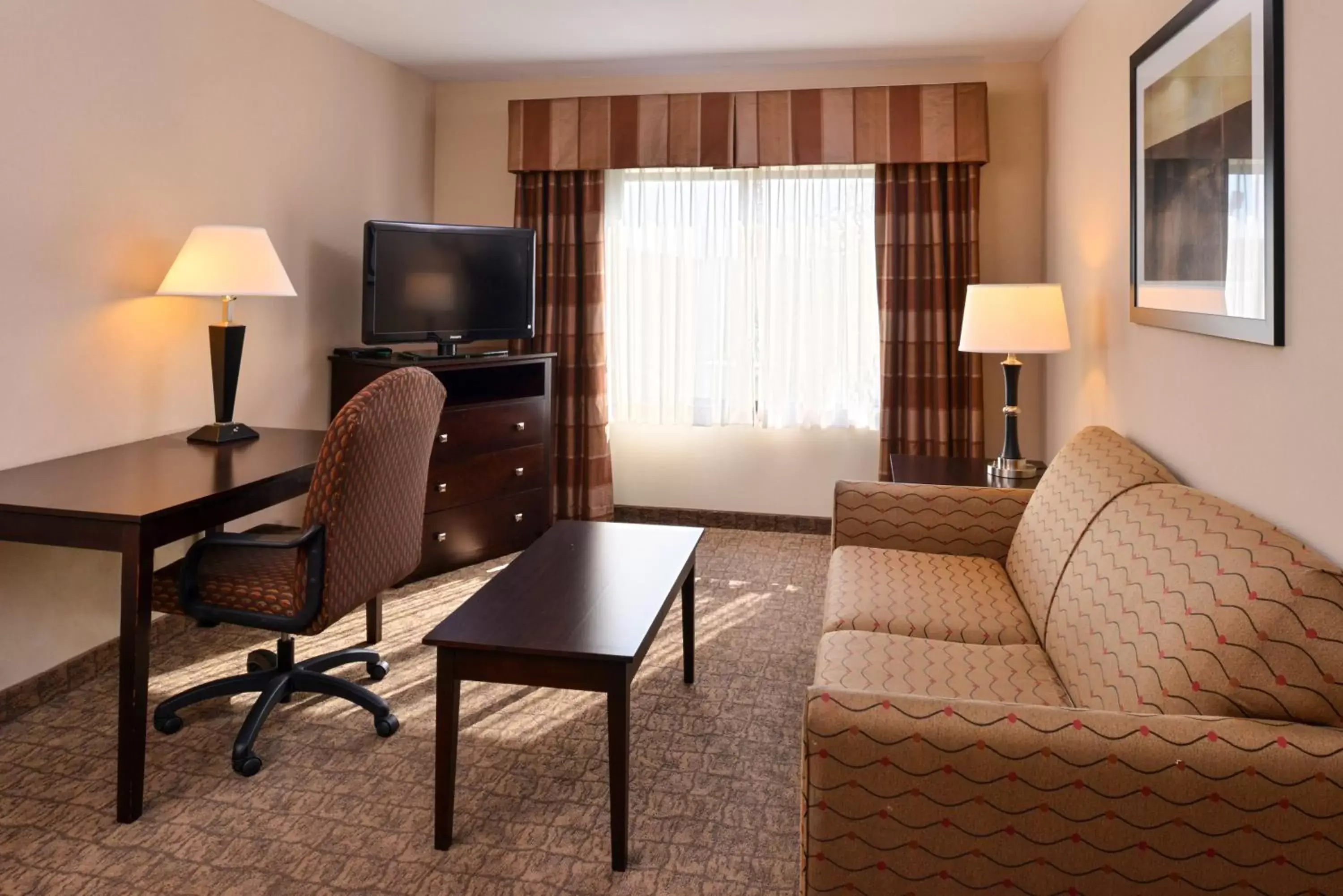 Photo of the whole room, Seating Area in Holiday Inn Express & Suites Fairmont, an IHG Hotel