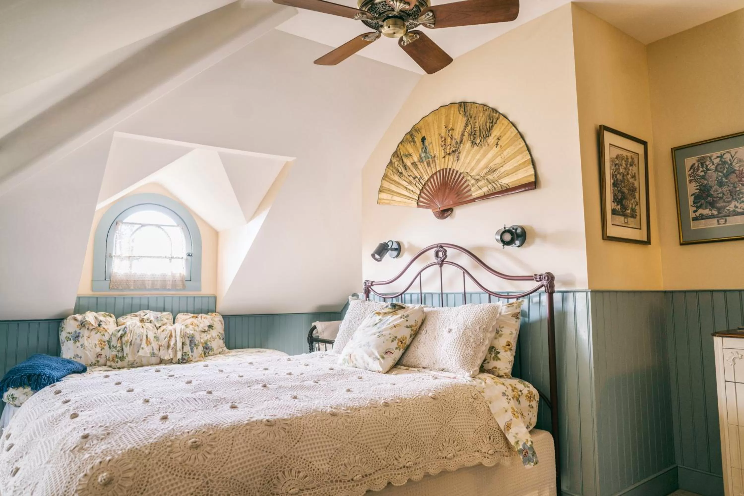 Patio, Bed in Hummingbird Inn