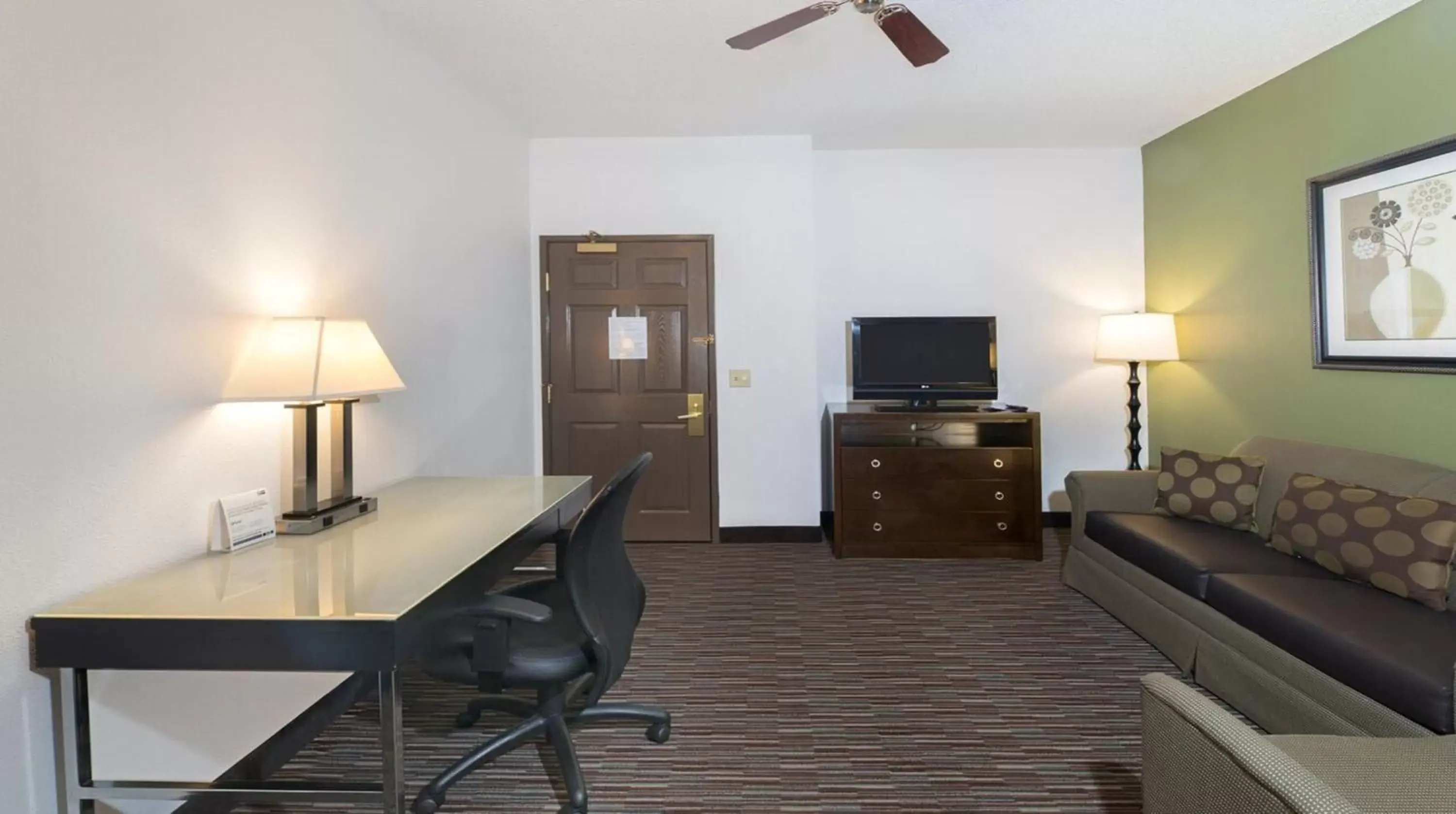 Photo of the whole room, Seating Area in Holiday Inn Express Hotel & Suites Chicago-Deerfield/Lincolnshire, an IHG Hotel