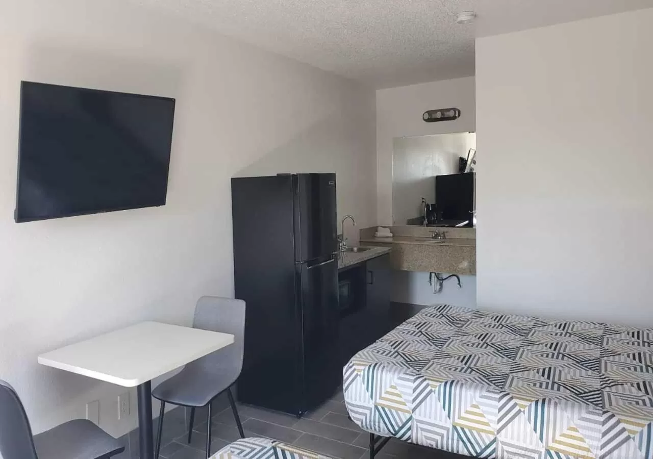 Communal lounge/ TV room, Bed in Crestview Inn