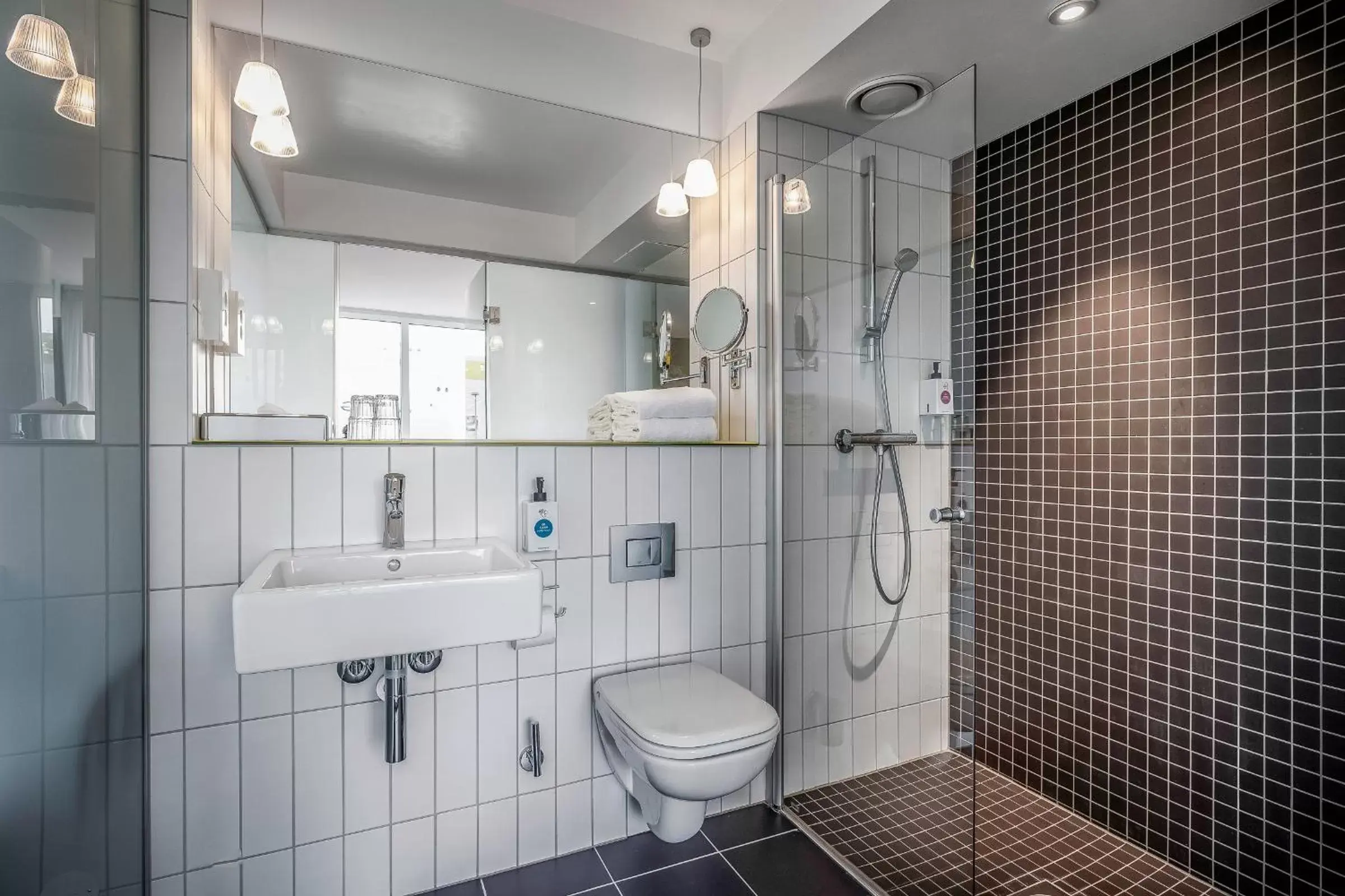 Shower, Bathroom in Quality Hotel Waterfront